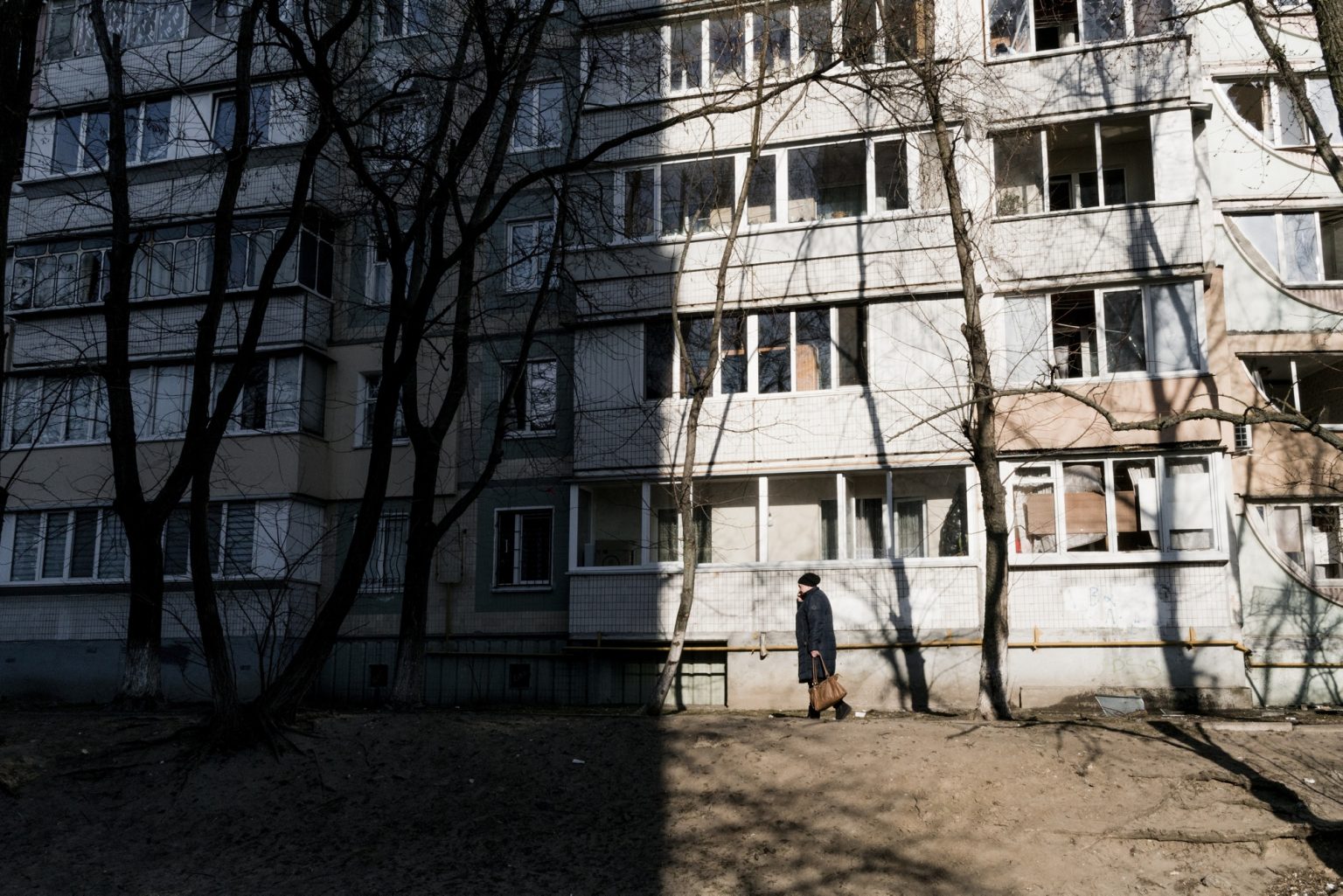 01559197 01559054 UKRAINE, Kyiv. March 21, 2022 - A woman walks in a Kyiv neighborhood.             As Russia invades Ukraine, thousands of Ukrainians are fleeing the country to find shelter in bordering countries. 
---------
Con l'invasione russa ai danni dell'Ucraina, migliaia di ucraini sono in fuga dalla nazione d'origine per cercare rifugio nelle nazioni confinanti.*** SPECIAL   FEE   APPLIES ****** SPECIAL   FEE   APPLIES *** *** Local Caption *** 01559197