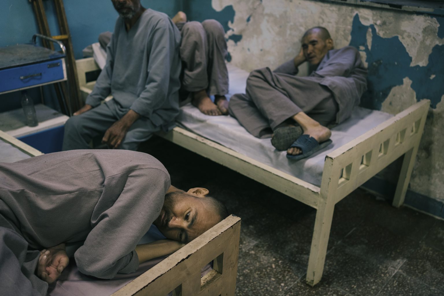 Kabul, Afghanistan, March 2022 - Patients of the rehabilitation center for drug addicts lay on their bed in their first period of detoxification. ><
Kabul, Afghanistan, marzo 2022 - Pazienti di un centro di recupero per tossicodipendenti sdraiati a letto durante il primo periodo di disintossicazione