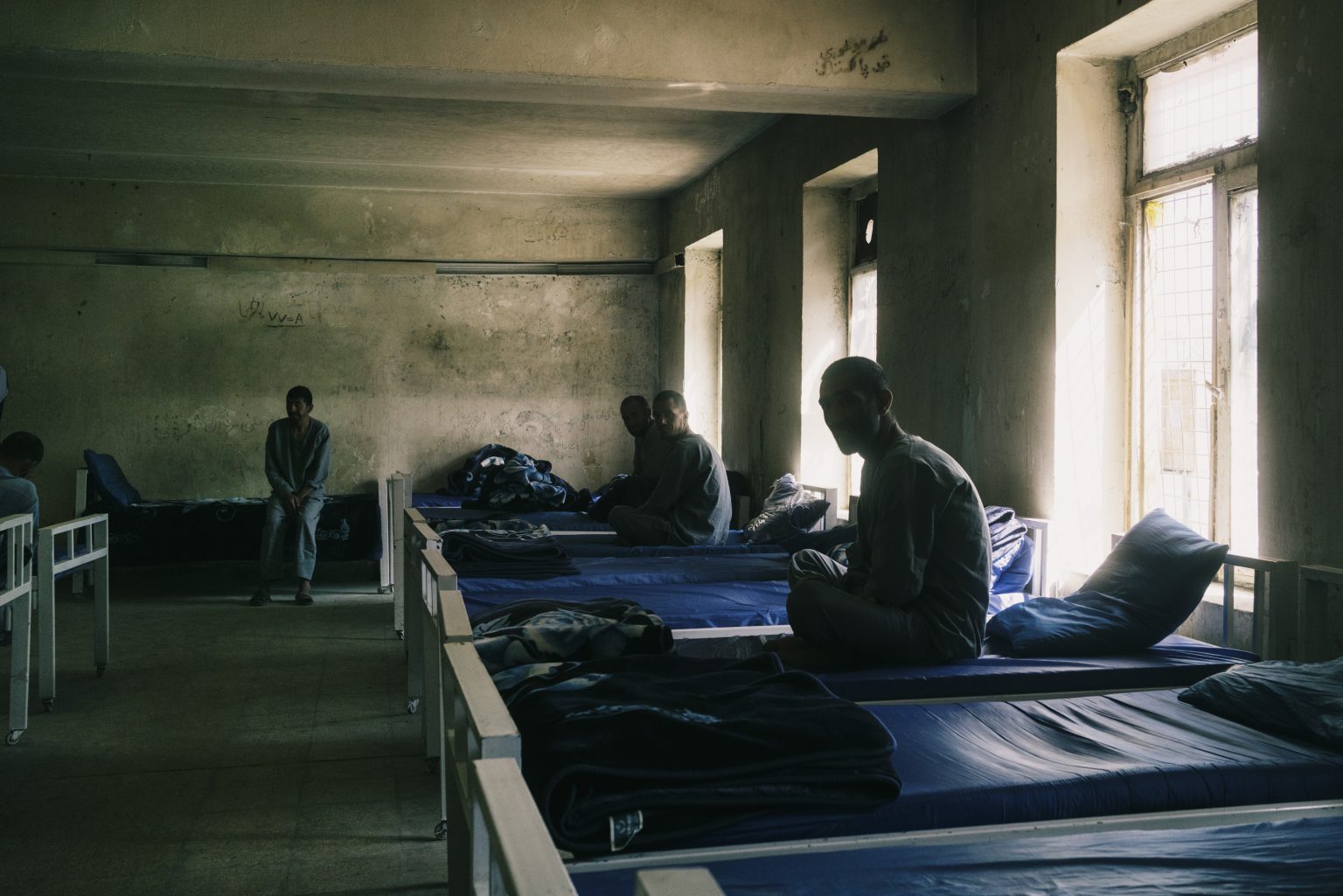 Kabul, Afghanistan, March 2022 - Patients of the rehabilitation center for drug addicts sits on their beds in the morning. ><
Kabul, Afghanistan, marzo 2022 - Pazienti di un centro di recupero per tossicodipendenti seduti a letto di mattina.