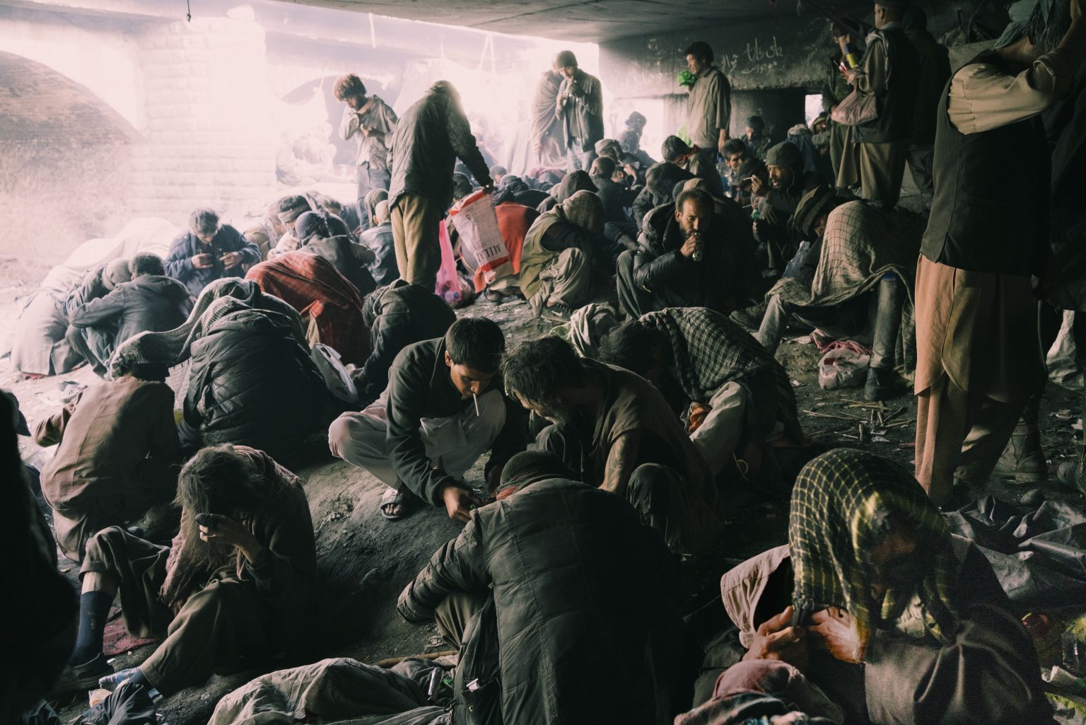 Kabul, Afghanistan, March 2022 - A group of drug addicts gather to smoke drug under a bridge in West Kabul. ><
Kabul, Afghanistan, marzo 2022 - Gruppo di tossicodipendenti riunito per fumare droga sotto un ponte della parte ovest della città