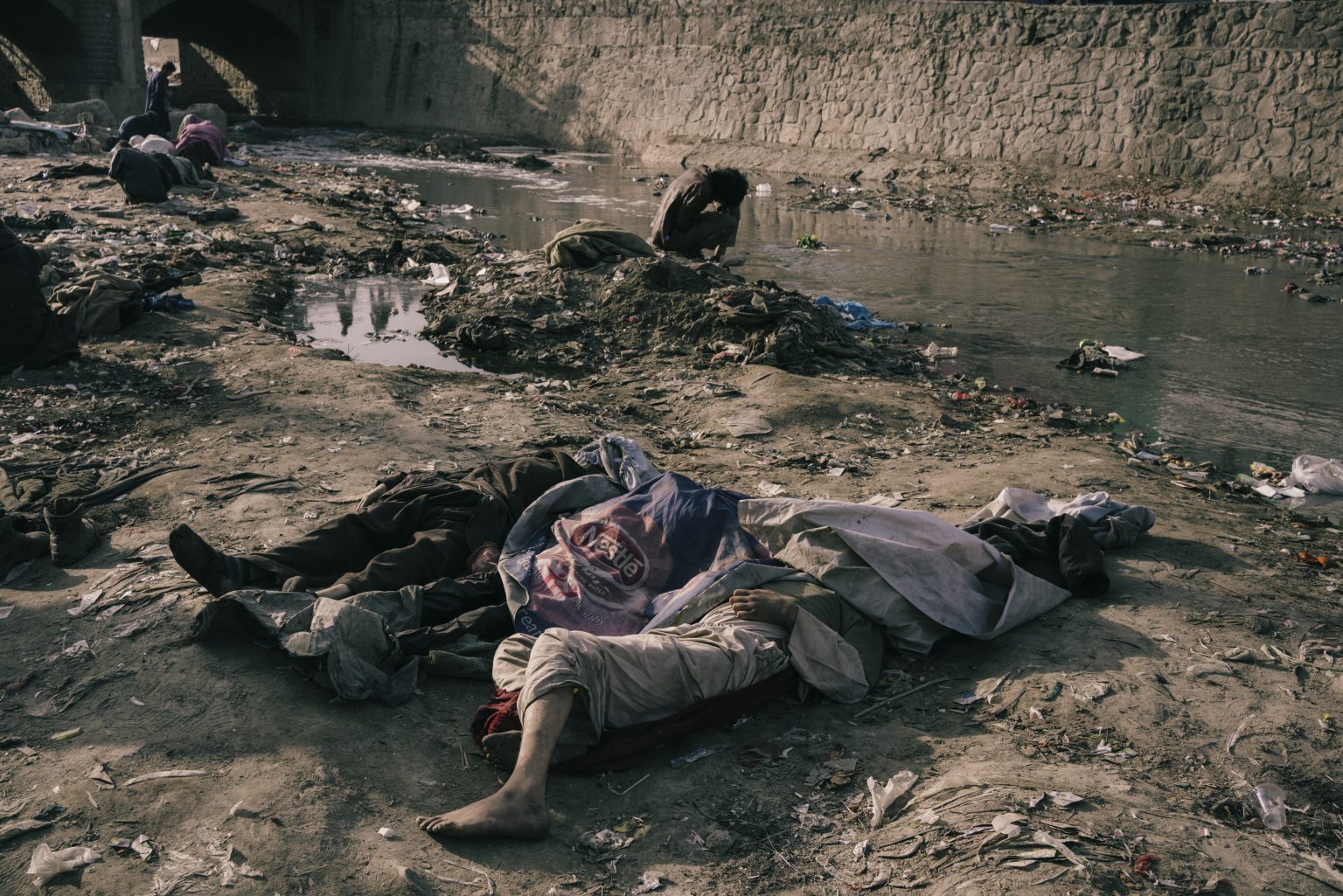 Kabul, Afghanistan, March 2022 - Three dead bodies are seen in an area near the river Kabul where lots of users gather and live. ><
Kabul, Afghanistan, marzo 2022 - I cadaveri di tre persone nei pressi del fiume Kabul, dove vivono e si riuniscono molti tossicodipendenti.