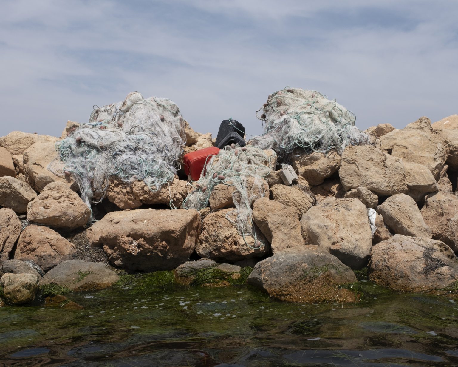 Kerkennah Islands (Tunisia), June 2022 - Fishing nets on the rocks.
><
Isole Kerkennah (Tunisia), giugno 2022 - Reti da pesca sugli scogli.