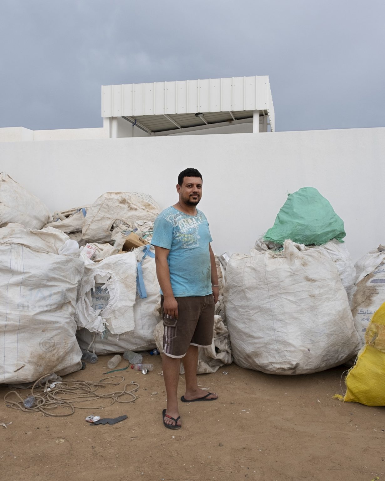 Kerkennah Islands (Tunisia), June 2022 - Portrait of Omar Racherem in his plastic recycling factory. Plastic waste represents a big problem for the island's ecosystem. Born in 2014, Kerkenna Plastic is committed to tackling the problem through a system of collectors that recover the plastic and take it to the recycling center, where it is pressed and prepared to be sold to Spain. In 2021, 92 tons of plastic were collected. Collectors are paid 800 millim per kg and on average each collector can collect about 50 kg per day.
><
Isole Kerkennah (Tunisia), giugno 2022 - Ritratto di Omar Racherem nella sua fabbrica di riciclaggio della plastica. I rifiuti in plastica rappresentano un grande problema per lecosistema dellisola. Nata nel 2014, Kerkenna Plastic, si impegna a far fronte al problema attraverso un sistema di raccoglitori che recuperano la plastica e la portano al centro di riciclaggio, dove viene pressata e preparata per essere venduta alla Spagna. Nel 2021 sono state collezionate 92 tonnellate di plastica. Ai raccoglitori viene pagata 800 millim al kg e di media ogni raccoglitore può arrivare a raccoglierne circa 50 kg al giorno.