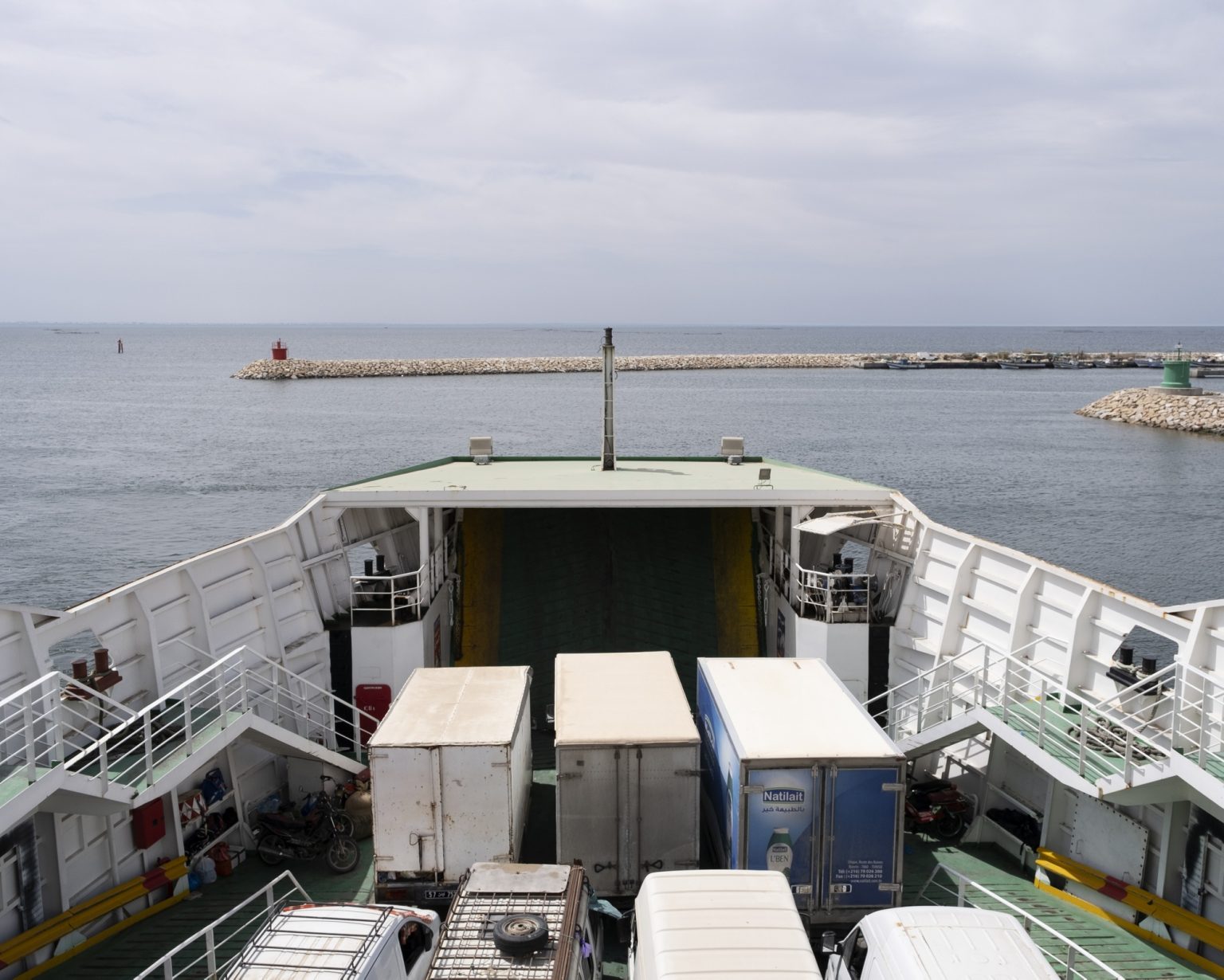 Kerkennah Islands (Tunisia), June 2022 - A ferry leaving the port
><
Isole Kerkennah (Tunisia), giugno 2022  - Un traghetto in partenza dal porto