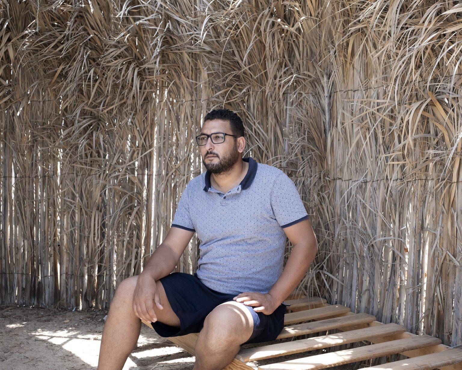 Kerkennah Islands (Tunisia), June 2022 - Portrait of Ahmed Soussi, 34, president of the Kraten association for the sustainable development of culture and leisure. As an environmental activist, Ahmed is involved in an association project supported by the COSPE Onlus for the protection of the rights of female fishermen and clam harvesters.
><
Isole Kerkennah (Tunisia), giugno 2022 - Ritratto di Ahmed Soussi, 34 anni, presidente dellassociazione Kraten per lo sviluppo sostenibile della cultura e del tempo libero. Come attivista ambientale, Ahmed è coinvolto in un progetto associativo sostenuto dalla Onlus COSPE per la tutela dei diritti delle donne pescatrici e raccoglitrici di vongole.
