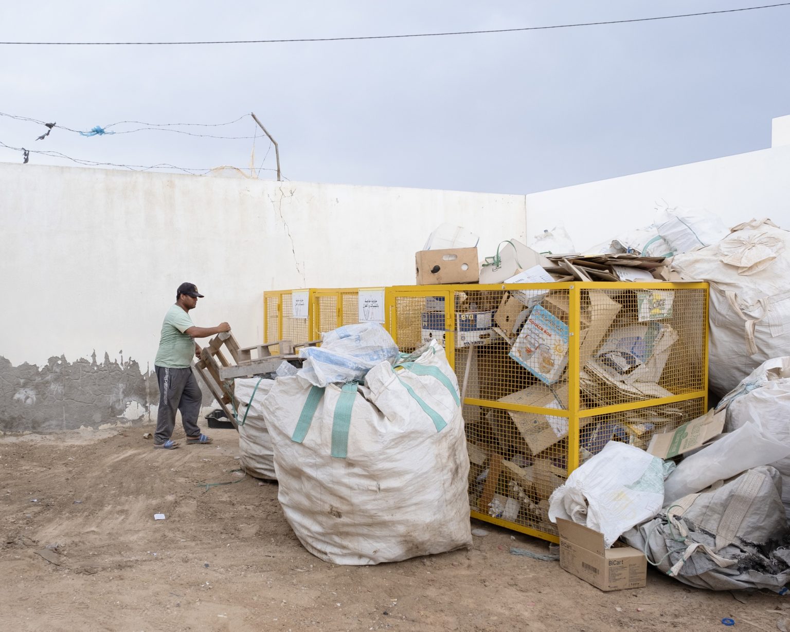 Kerkennah Islands (Tunisia), June 2022 - Plastic recycling factory. Plastic waste represents a big problem for the island's ecosystem. Born in 2014, Kerkenna Plastic is committed to tackling the problem through a system of collectors that recover the plastic and take it to the recycling center, where it is pressed and prepared to be sold to Spain. In 2021, 92 tons of plastic were collected. Collectors are paid 800 millim per kg and on average each collector can collect about 50 kg per day.
><
Isole Kerkennah (Tunisia), giugno 2022 - Fabbrica di riciclaggio della plastica. I rifiuti in plastica rappresentano un grande problema per lecosistema dellisola. Nata nel 2014, Kerkenna Plastic, si impegna a far fronte al problema attraverso un sistema di raccoglitori che recuperano la plastica e la portano al centro di riciclaggio, dove viene pressata e preparata per essere venduta alla Spagna. Nel 2021 sono state collezionate 92 tonnellate di plastica. Ai raccoglitori viene pagata 800 millim al kg e di media ogni raccoglitore può arrivare a raccoglierne circa 50 kg al giorno.