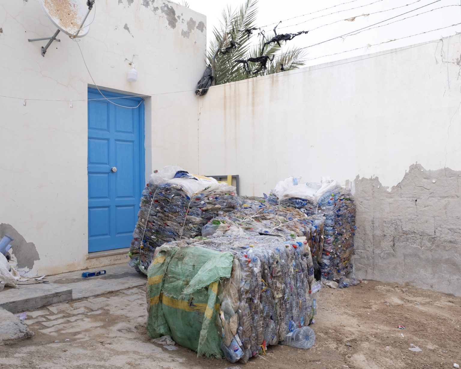 Kerkennah Islands (Tunisia), June 2022 - Plastic recycling factory. Plastic waste represents a big problem for the island's ecosystem. Born in 2014, Kerkenna Plastic is committed to tackling the problem through a system of collectors that recover the plastic and take it to the recycling center, where it is pressed and prepared to be sold to Spain. In 2021, 92 tons of plastic were collected. Collectors are paid 800 millim per kg and on average each collector can collect about 50 kg per day.
><
Isole Kerkennah (Tunisia), giugno 2022 - Fabbrica di riciclaggio della plastica. I rifiuti in plastica rappresentano un grande problema per lecosistema dellisola. Nata nel 2014, Kerkenna Plastic, si impegna a far fronte al problema attraverso un sistema di raccoglitori che recuperano la plastica e la portano al centro di riciclaggio, dove viene pressata e preparata per essere venduta alla Spagna. Nel 2021 sono state collezionate 92 tonnellate di plastica. Ai raccoglitori viene pagata 800 millim al kg e di media ogni raccoglitore può arrivare a raccoglierne circa 50 kg al giorno.