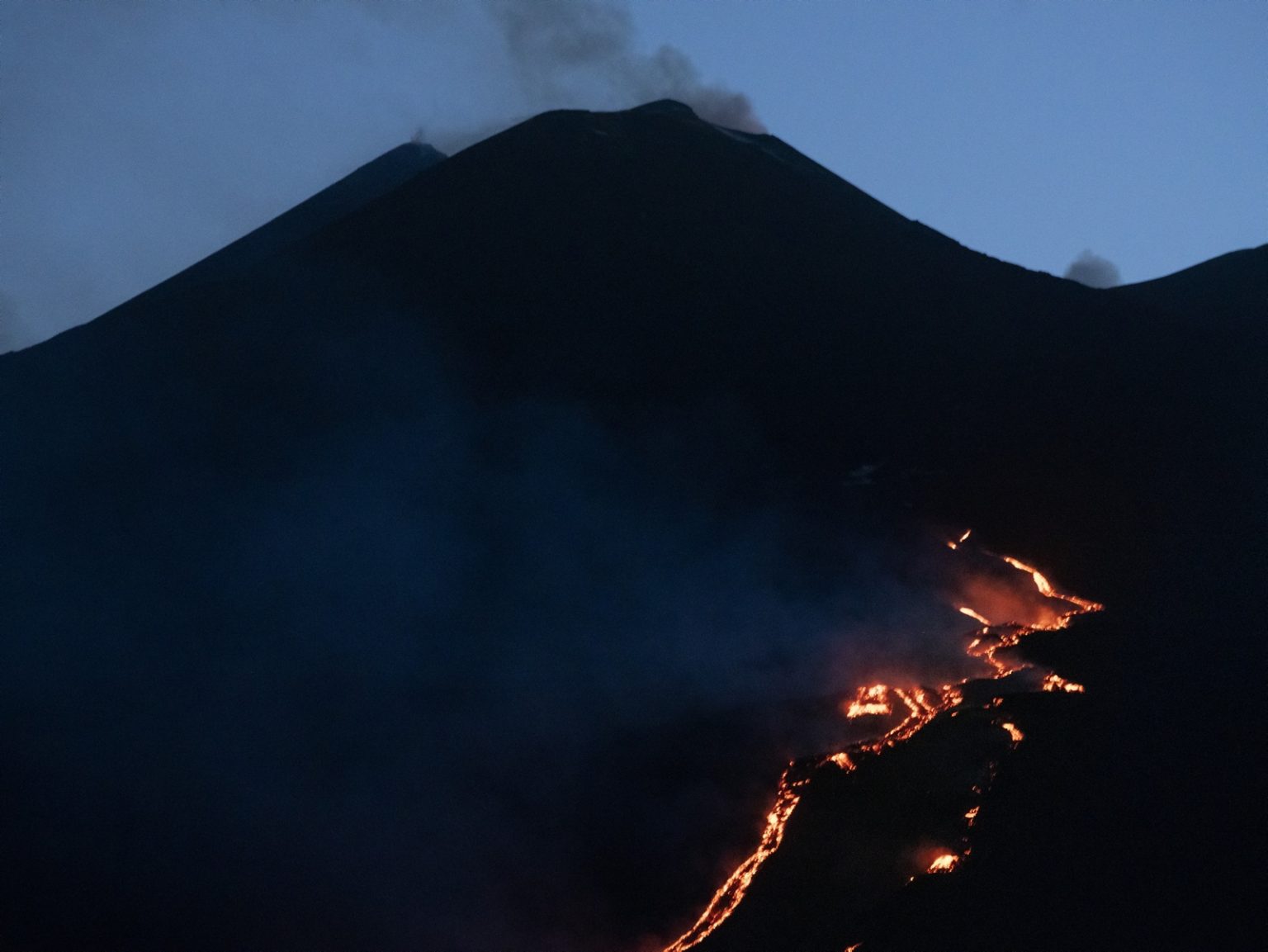 Mount Etna, Sicily, June 2022 - Valle del Bove: eruption of the volcano ><
Etna, Sicilia, giugno 2022 - Valle del Bove, eruzione del vulcano.