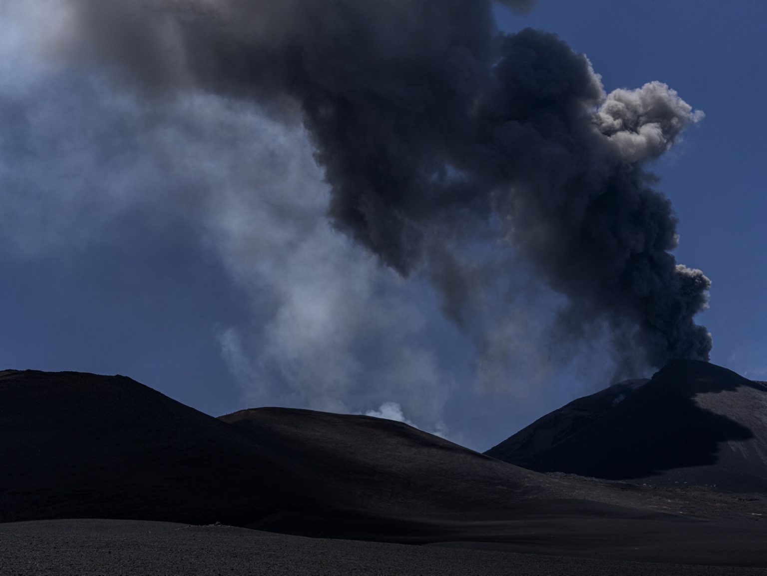 Etna Sud. Giugno 2022. Crateri sommitali. Eruzione in corso.
><
South Etna. June 2022. Summit craters. Eruption in progress.