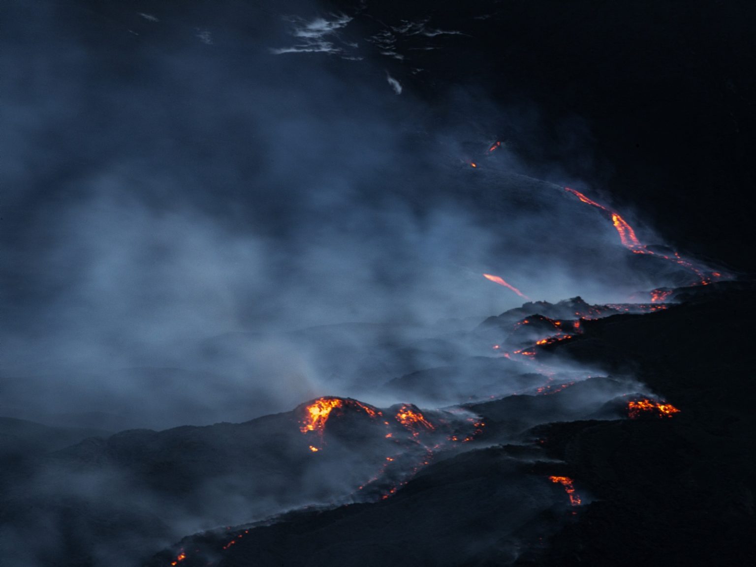 Mount Etna, Sicily, June 2022 - Valle del Bove: eruption of the volcano ><
Etna, Sicilia, giugno 2022 - Valle del Bove, eruzione del vulcano.