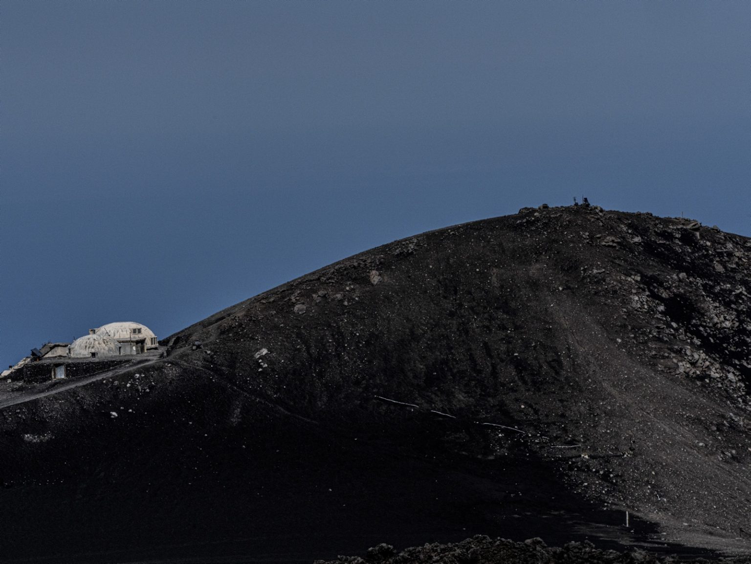 Mount Etna, Sicily, June 2022 - Pizzi Deneri Observatory.  ><
Etna, Sicilia, giugno 2022 -  Osservatorio di Pizzi Deneri.