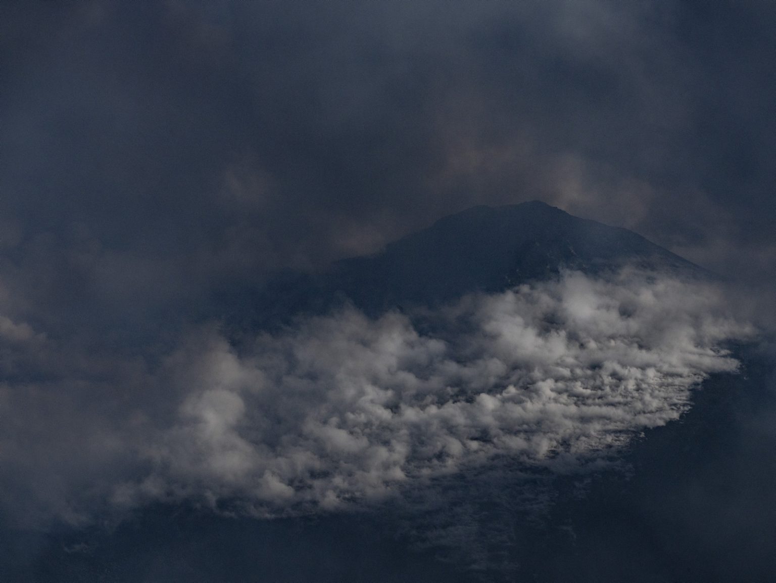 Mount Etna, Sicily, June 2022 - Summit craters, Northern part. Eruptive phase
><
Etna, Sicilia, giugno 2022 -  Crateri sommitali, parte nord. Fase eruttiva