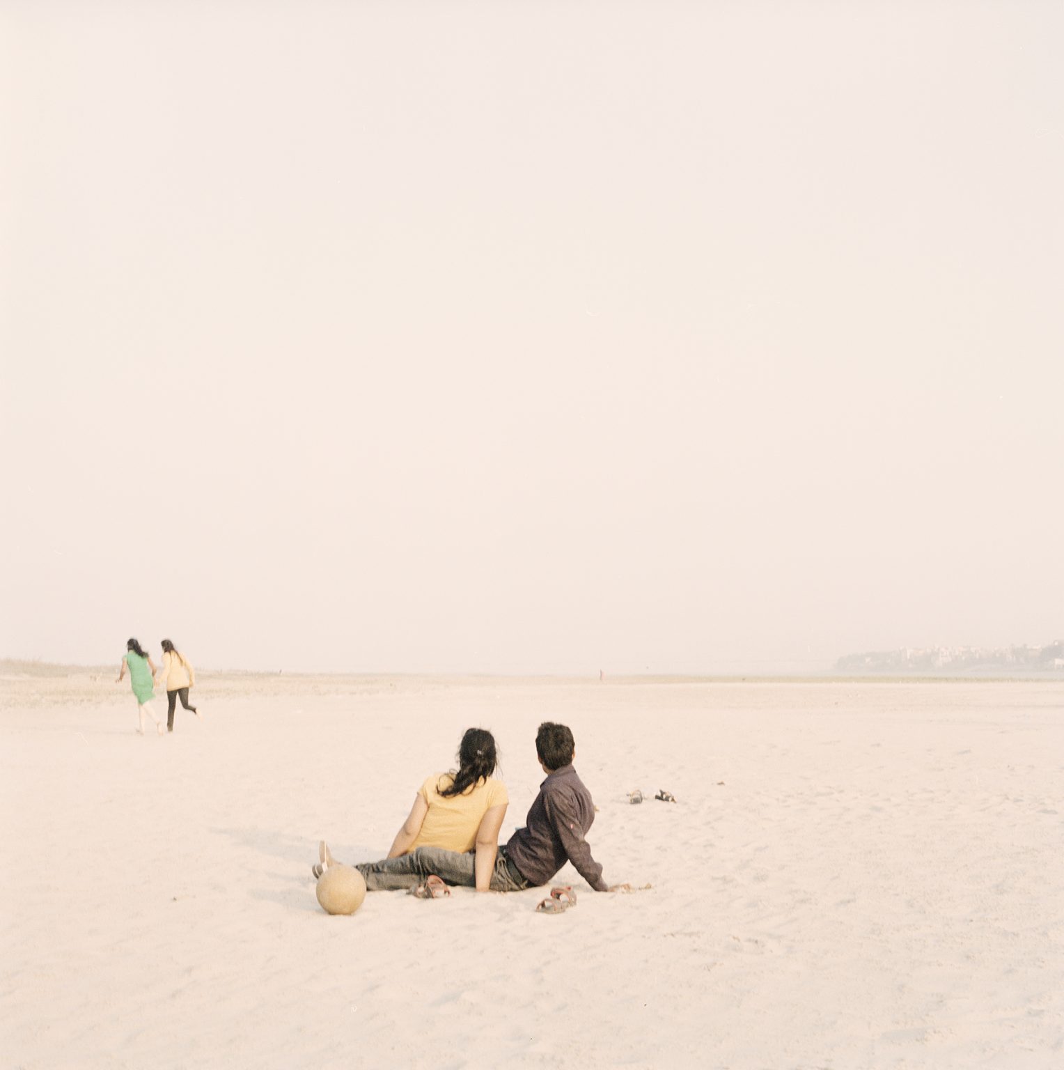 Young couple enjoy the evening on picnic island in Patna, Bihar.