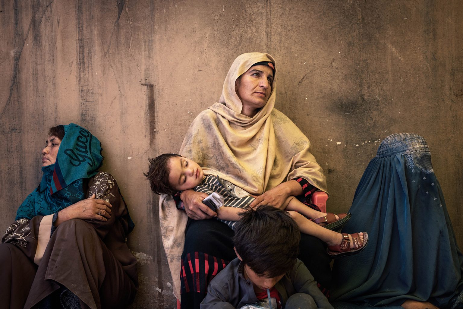 Kabul, Afghanistan, luglio 2022 -  In Afghanistan oggi, secondo del stime del WFP, 19milioni di persone soffrono di acuta insicurezza alimentare, e 4 milioni tra bambini di malnutrizione. Quasi la metà dell’intera popolazione del paese dipende dagli aiuti alimentari. In ogni distretto della capitale Kabul, vengono distribuiti mensilmente 5 litri d’olio, 6kg di fagioli, 1kg di sale, 50kg di farina per nucleo famigliare. I Talebani garantiscono la sicurezza ed il controllo dell’ordine durante la distribuzione degli aiuti alimentari. ><Kabul, Afganistan, July 2022 -  Nowadays in Afghanistan, according to the WFP projections, 19 milions of people suffer from severe food insecurity, and around 4 milions children from malnourishment.Nearly half of the whole population of the country depends on food aid.In each district of capital city Kabul are handed out monthly 5 litres of oil, 6 kgs of beans, 1 kg of salt and 50 kg of flour for family unit.The Talebans ensure security and control of the order during the distribution of food aid.