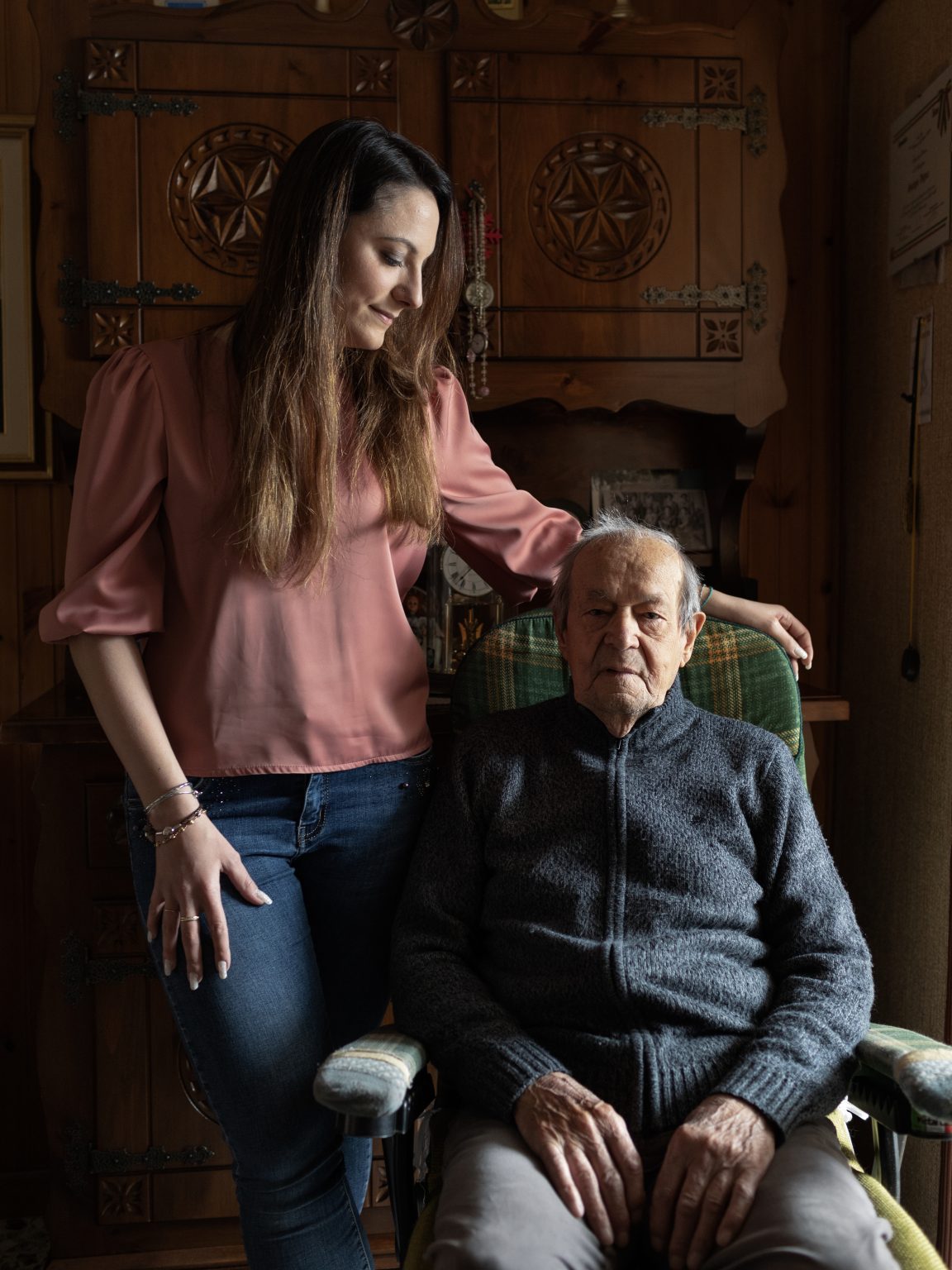 Giorgio, born in 1927, with his 29-year-old niece Maria Laura. At the age of 17, Giorgio joined the Val di Susa partisan group, considered one of the most important and numerous partisan groups in Italy. To this day, he is one of only two partisans still alive in the valley. Despite his age, he still paints, a passion he shares with his granddaughter Maria Laura.
Monpantero (Turin), Italy, March 2022. 

><

Giorgio, nato nel 1927, con sua nipote Maria Laura di 29 anni. Giorgio, alletà di 17 anni, entra nel gruppo dei partigiani della Val di Susa, considerato uno dei gruppi partigiani più importanti e numerosi dellItalia. Ad oggi, è uno dei due soli partigiani ancora in vita in Valle, nonostante la sua età si dedica ancora alla pittura, una passione che condivide con sua nipote Maria Laura. 
Monpantero (Torino), Italia, marzo 2022.