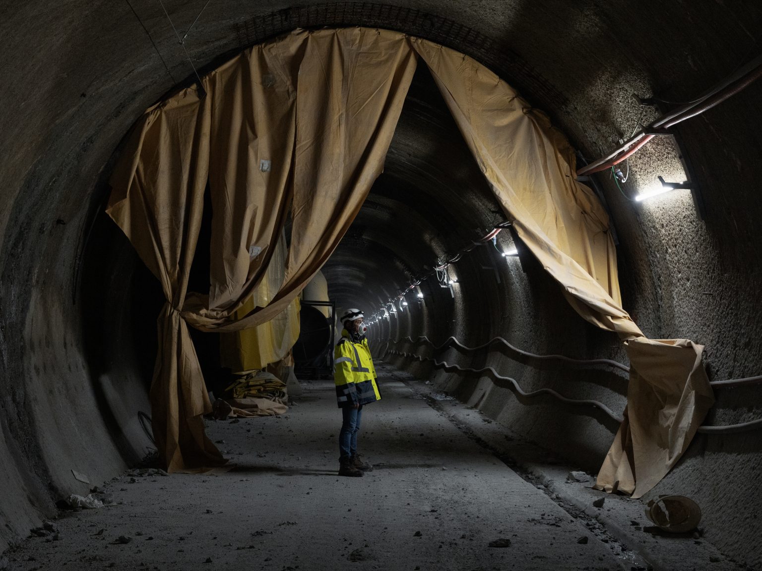 The interior of the geognostic tunnel of the TAV Chiemonte site. Several environmental studies have shown that inside the mountain there is a large amount of asbestos, a substance which, if not treated appropriately, could cause major health problems for the site workers and the inhabitants of the Susa Valley.
Chiomonte (Turin), Italy, March 2022. © Matteo Trevisan

><

Linterno del tunnel geognostico del cantiere TAV di Chiomonte. Diversi studi ambientali hanno dimostrato che al interno della montagna è presente un grande quantitativo di amianto, una sostanza, che se non trattata in maniera appropriata, potrebbe causare grossi problemi alla salute degli operai del cantiere e li abitanti della Valle di Susa. 
Chiomonte (Torino), Italia, marzo 2022.