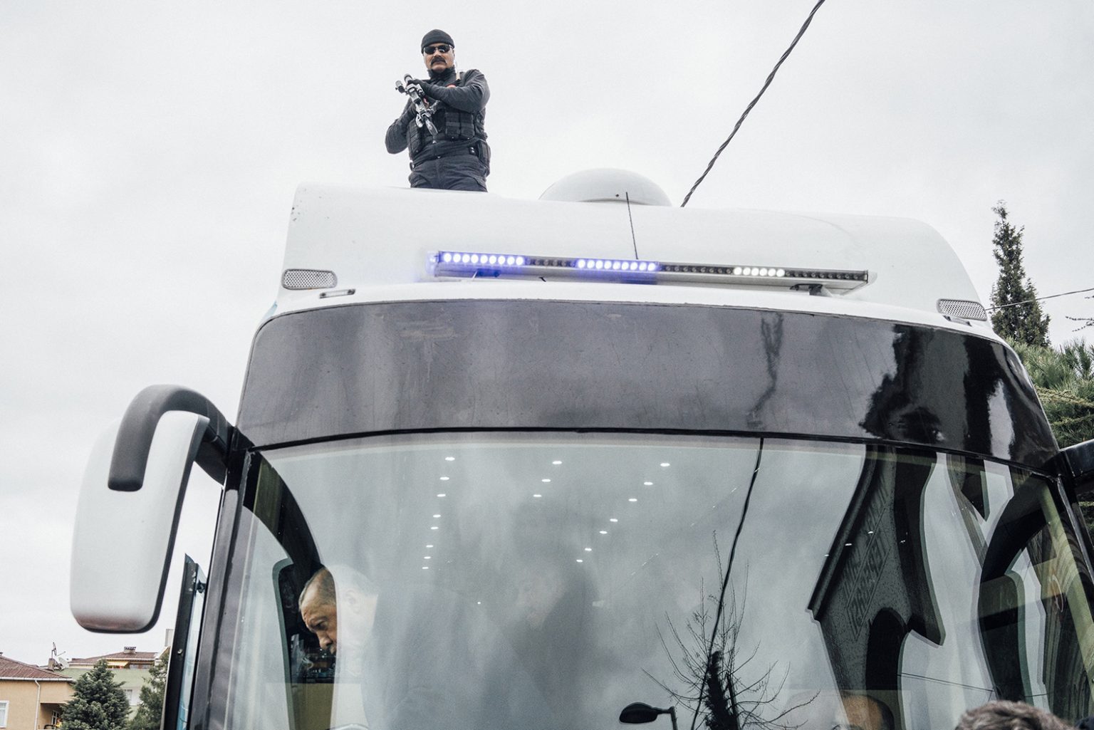 TURKEY. Istanbul, 29 March 2019 – A member of President Erdogan’s security force keeps watch from atop a bus where President Erdogan is getting off during his rally campaign in support of his candidates for the municipal elections in Pendik District, Istanbul.

TURKEY. Istanbul, 29 March 2019 – Un uomo della sicurezza appostato sopra un un autobus nel quartiere di Pendik durante la campagna elettorale del presidente Erdogan a sostegno dei suoi candidati alle elezioni municipali.
