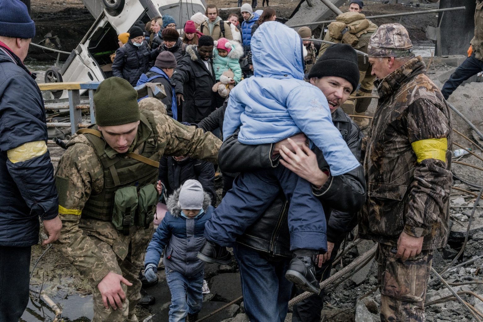 01559182 01557211 UKRAINE, Kyiv. March 05, 2022 - People cross a destroyed bridge as they try to leave the city of Irpin, in the Kyiv region.           As Russia invades Ukraine, thousands of Ukrainians are fleeing the country to find shelter in bordering countries. 
---------
Con l'invasione russa ai danni dell'Ucraina, migliaia di ucraini sono in fuga dalla nazione d'origine per cercare rifugio nelle nazioni confinanti.*** SPECIAL   FEE   APPLIES ****** SPECIAL   FEE   APPLIES *** *** Local Caption *** 01559182
