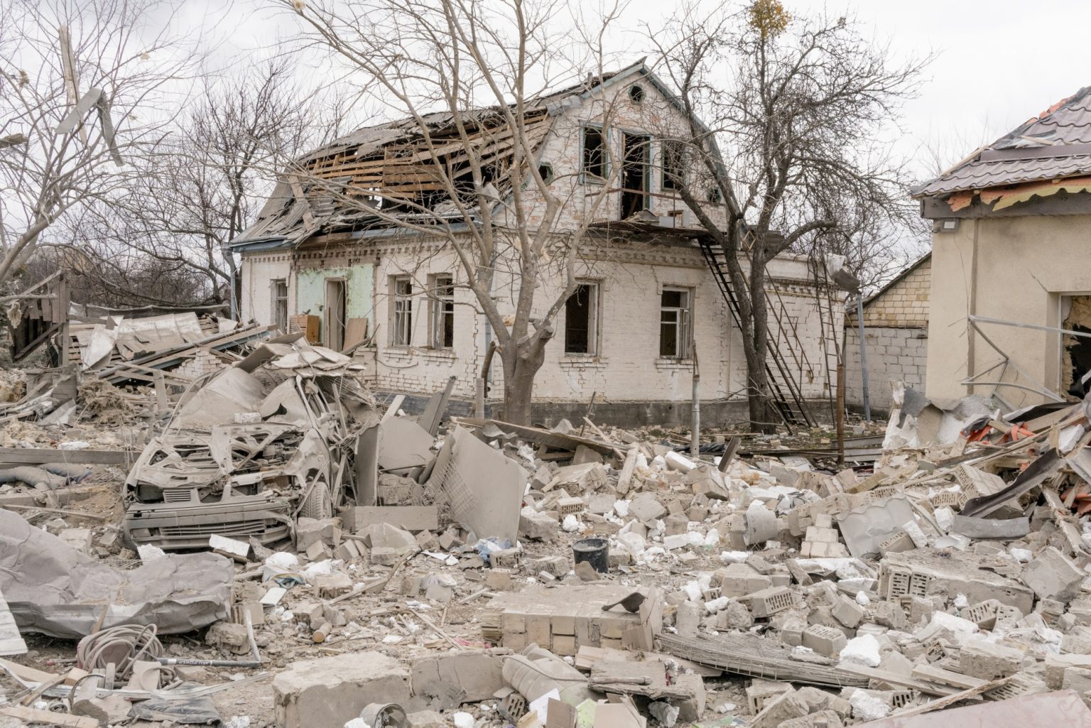 01559189 01557258 UKRAINE, Kyiv. March 06, 2022 - A building damaged by shelling in Markhalivka town.           As Russia invades Ukraine, thousands of Ukrainians are fleeing the country to find shelter in bordering countries. 
---------
Con l'invasione russa ai danni dell'Ucraina, migliaia di ucraini sono in fuga dalla nazione d'origine per cercare rifugio nelle nazioni confinanti.*** SPECIAL   FEE   APPLIES ****** SPECIAL   FEE   APPLIES *** *** Local Caption *** 01559189