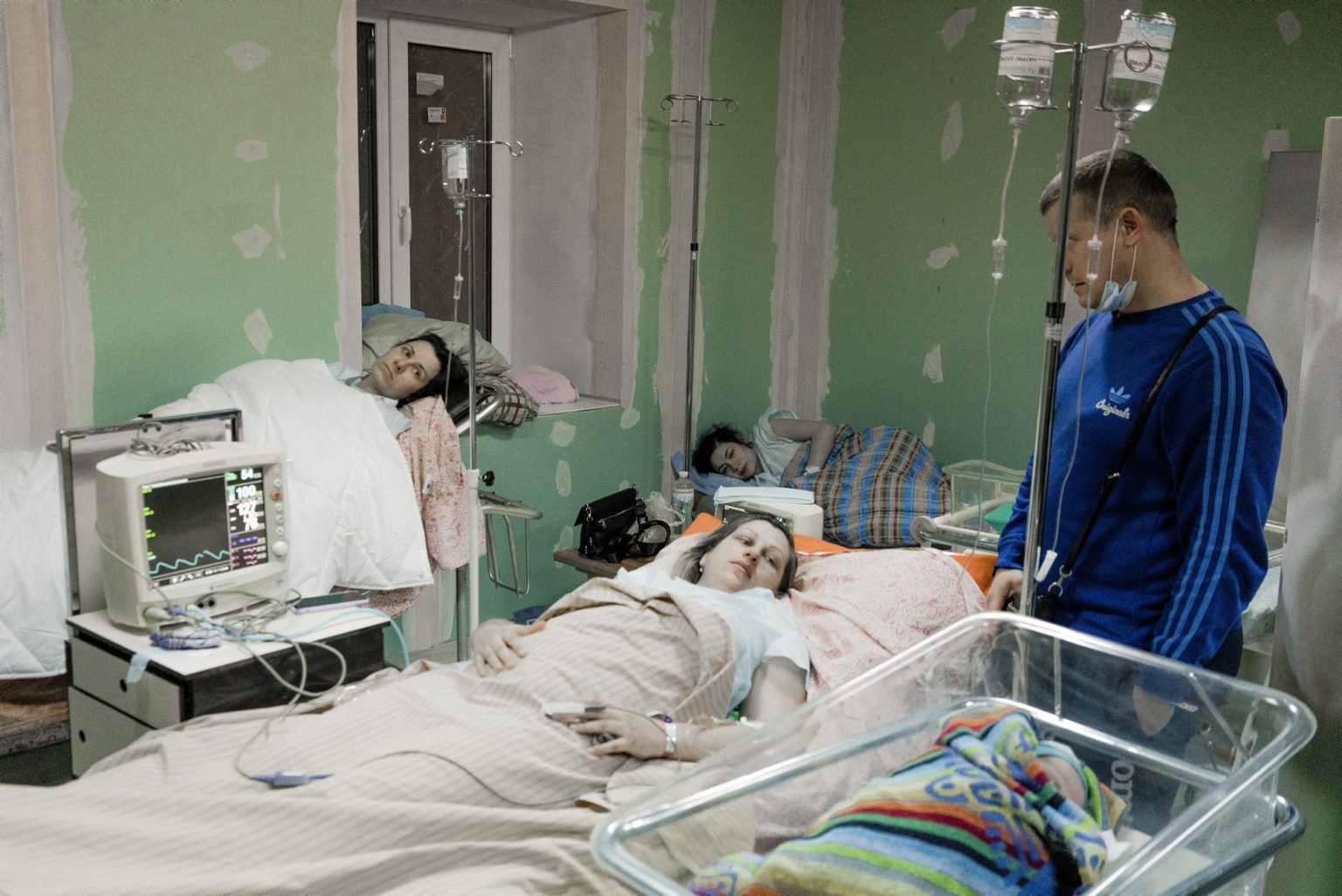 01563780 UKRAINE, Kyiv. March 02, 2022 - Women lay in a maternity hospital's basement used as a bomb shelter, in Kyiv.                   As Russia invades Ukraine, thousands of Ukrainians are fleeing the country to find shelter in bordering countries. 
---------
Con l'invasione russa ai danni dell'Ucraina, migliaia di ucraini sono in fuga dalla nazione d'origine per cercare rifugio nelle nazioni confinanti.*** SPECIAL   FEE   APPLIES *** *** Local Caption *** 01563780