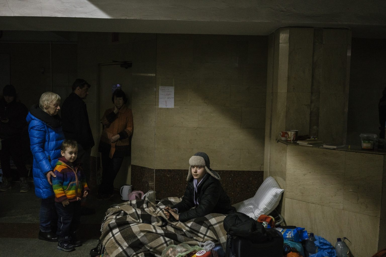 01558422 UKRAINE, Kharkiv. March 17, 2022 - People inside a metro station in Kharkiv used as a bomb shelter.                  As Russia invades Ukraine, thousands of Ukrainians are fleeing the country to find shelter in bordering countries. 
---------
Con l'invasione russa ai danni dell'Ucraina, migliaia di ucraini sono in fuga dalla nazione d'origine per cercare rifugio nelle nazioni confinanti.*** SPECIAL   FEE   APPLIES *** *** Local Caption *** 01558422