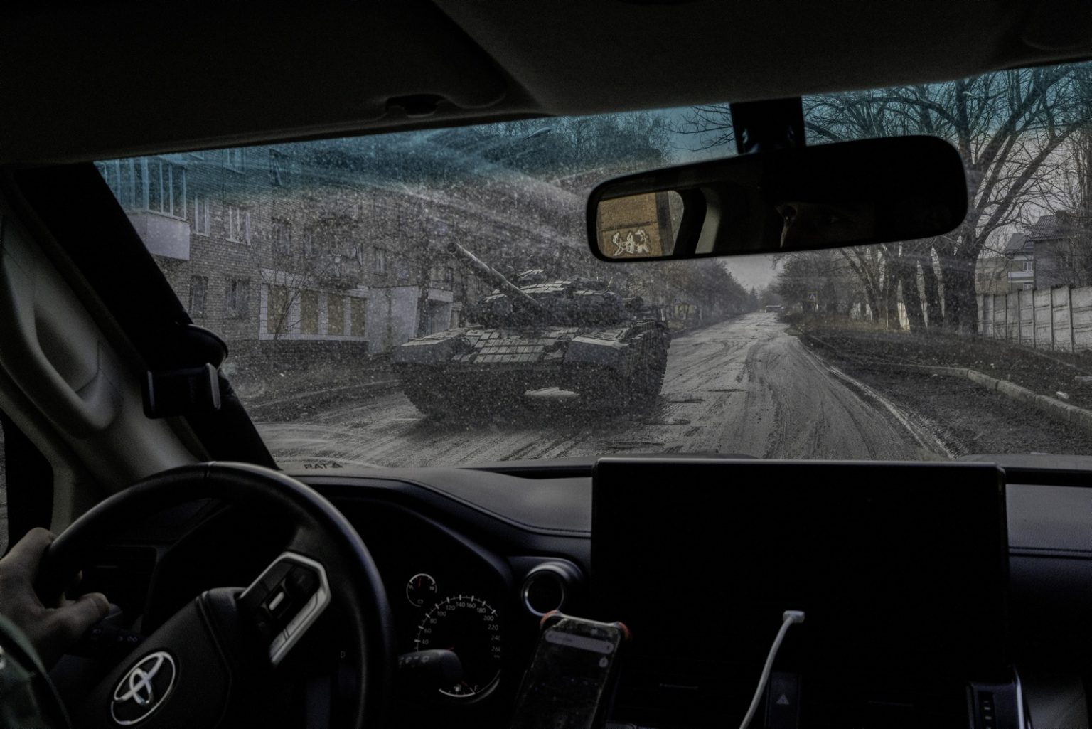 UKRAINE, Bakhmut. January 19, 2023 - A Ukrainian tank passes along a deserted road in Bakhmut. ><
UCRAINA, Bakhmut. 19 gennaio 2023 - Un carro armato ucraino passa lungo una strada deserta a Bakhmut.