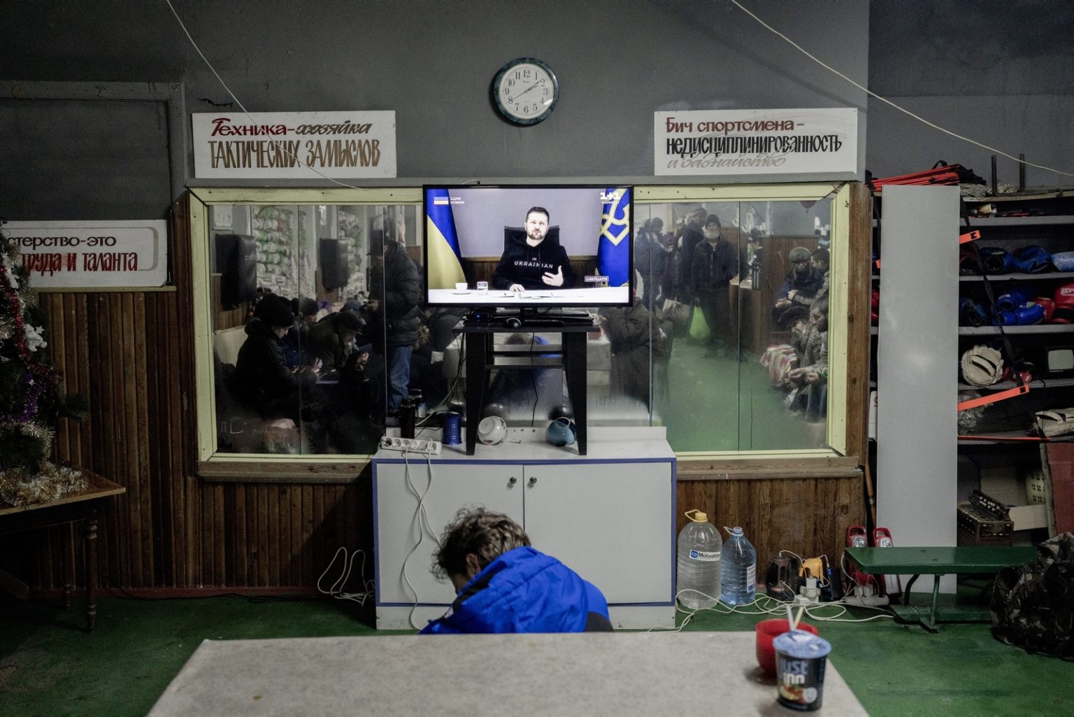 UKRAINE, Bakhmut. January 19, 2023 - People gather inside a gym used as a shelter in Bakhmut. ><
UCRAINA, Bakhmut. 19 gennaio 2023 - Le persone si riuniscono all'interno di una palestra utilizzata come rifugio a Bakhmut.