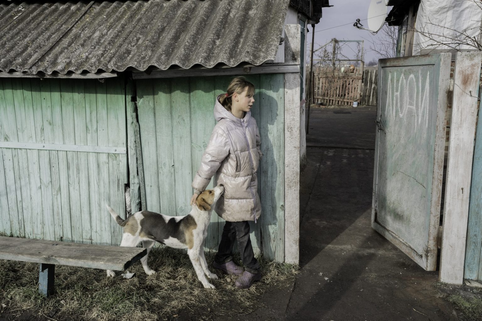 UKRAINE, Zarichne. January 20, 2023 - A 10-year-old Katya stands in front of her house in Zarichne. ><
UCRAINA, Zarichne. 20 gennaio 2023 - Katya, 10 anni, si trova davanti alla sua casa di Zarichne.