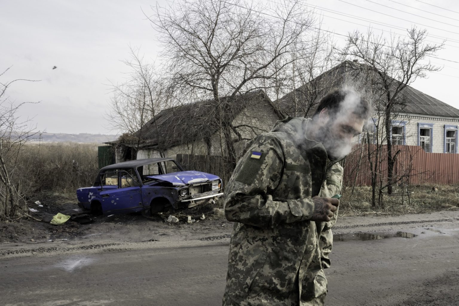 UKRAINE, Zarichne. January 20, 2023 - A Ukrainian serviceman smokes a sigarette in the street of Zarichne. ><
UCRAINA, Zarichne. 20 gennaio 2023 - Un militare ucraino fuma una sigaretta in strada a Zarichne.