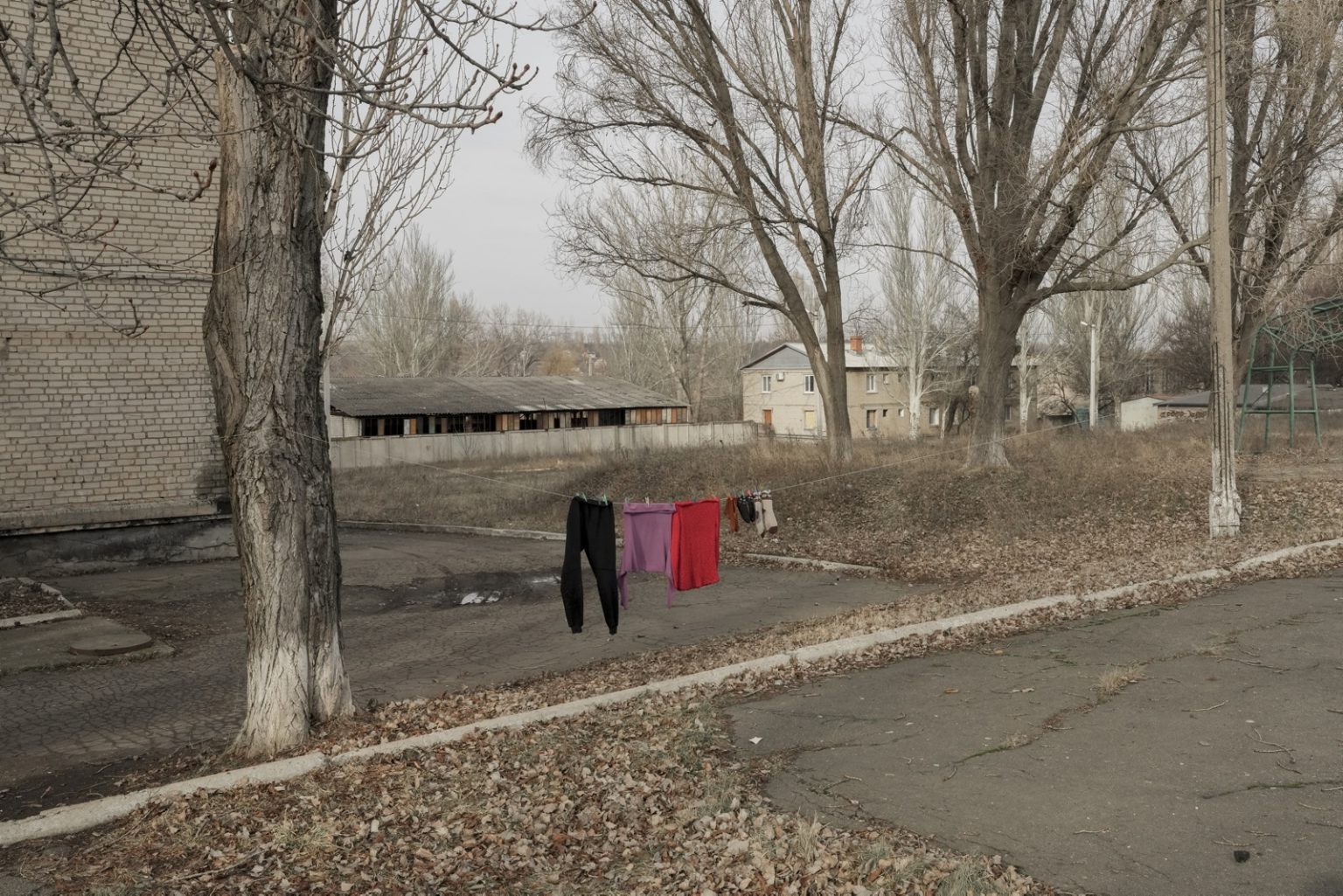 UKRAINE, Bakhmut. January 21, 2023 - Cloths hung out to dry near a basment used by families as shelter in Bakhmut.  ><
UCRAINA, Bakhmut. 21 gennaio 2023 - Panni stesi ad asciugare vicino a un seminterrato usato dalle famiglie come rifugio a Bakhmut.