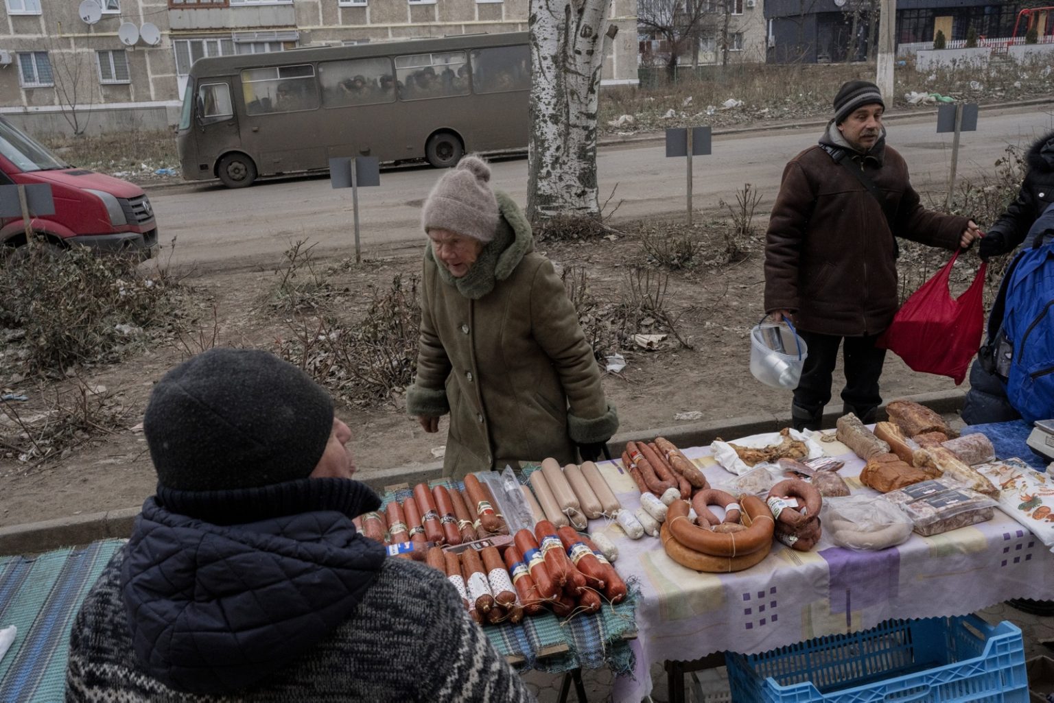 UKRAINE, Bakhmut. January 22, 2023 - Local people shop at a street market in Bakhmut. ><
UCRAINA, Bakhmut. 22 gennaio 2023 - Gli abitanti del luogo fanno acquisti in un mercato di strada a Bakhmut.