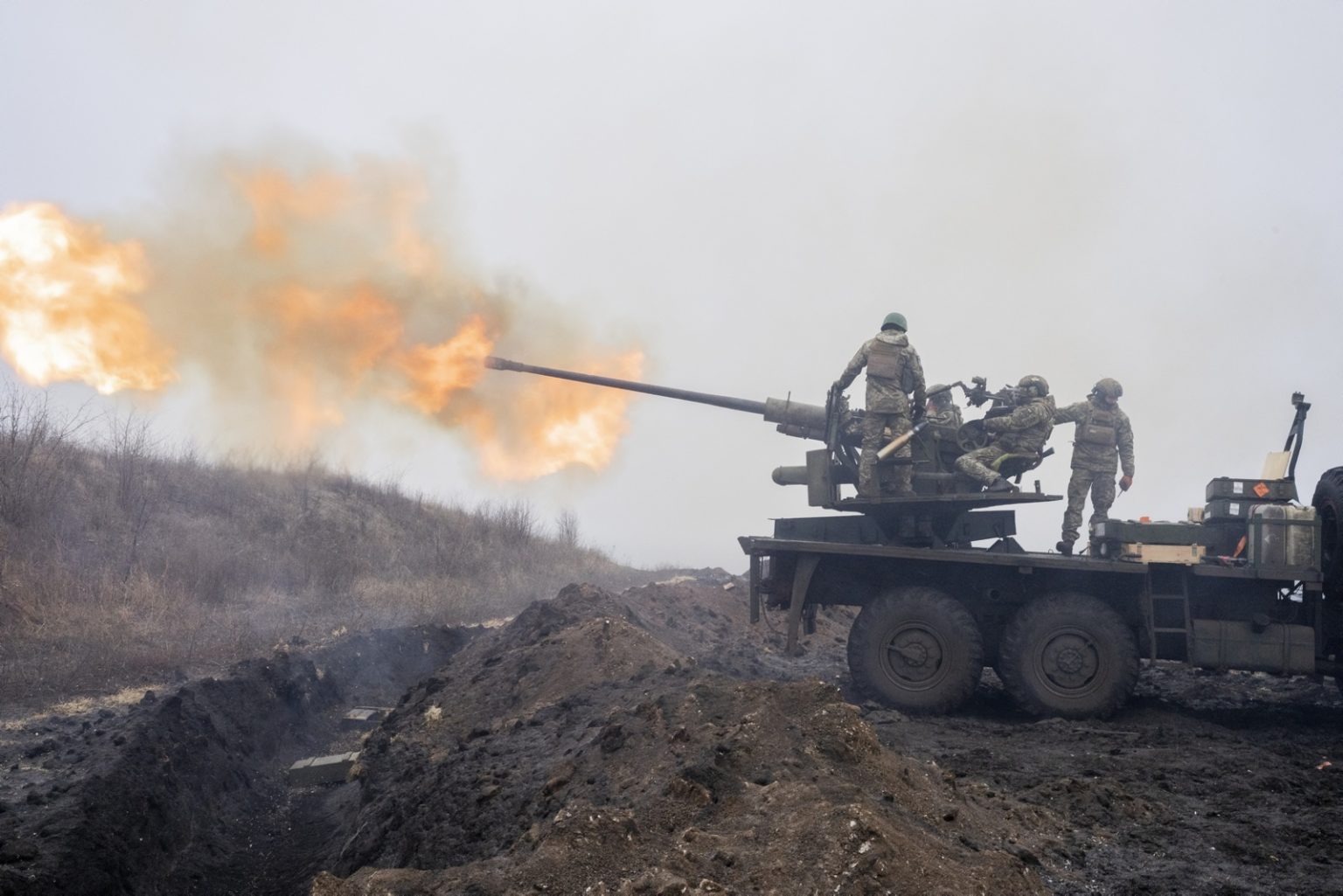 UKRAINE, Bakhmut. January 22, 2023 - Ukrainian artillery fired at Russian positions near Bakhmut. ><
UCRAINA, Bakhmut. 22 gennaio 2023 - L'artiglieria ucraina ha sparato contro le posizioni russe nei pressi di Bakhmut.
