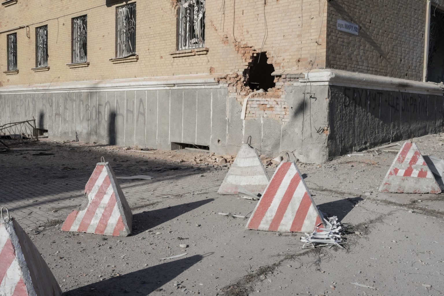 UKRAINE, Bakhmut. January 25, 2023 - A building damaged by shelling in the centre of Bakhmut. ><
UCRAINA, Bakhmut. 25 gennaio 2023 - Un edificio danneggiato dai bombardamenti nel centro di Bakhmut.