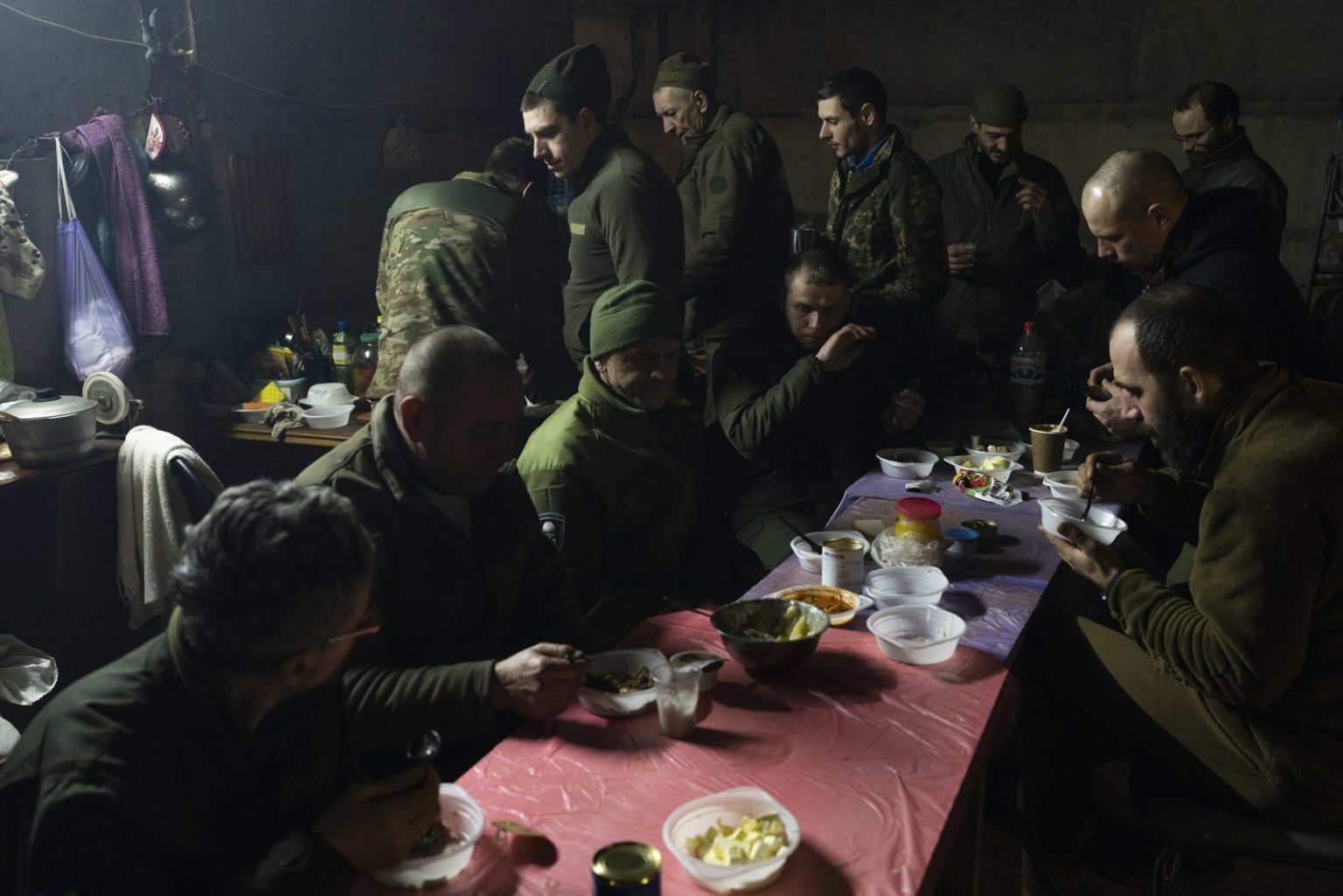 UKRAINE, Bakhmut. January 28, 2023 - Ukrainian soldiers eat lunch inside a basement of a building used as a base in Bakhmut.  ><
UCRAINA, Bakhmut. 28 gennaio 2023 - Soldati ucraini pranzano nel seminterrato di un edificio usato come base a Bakhmut.