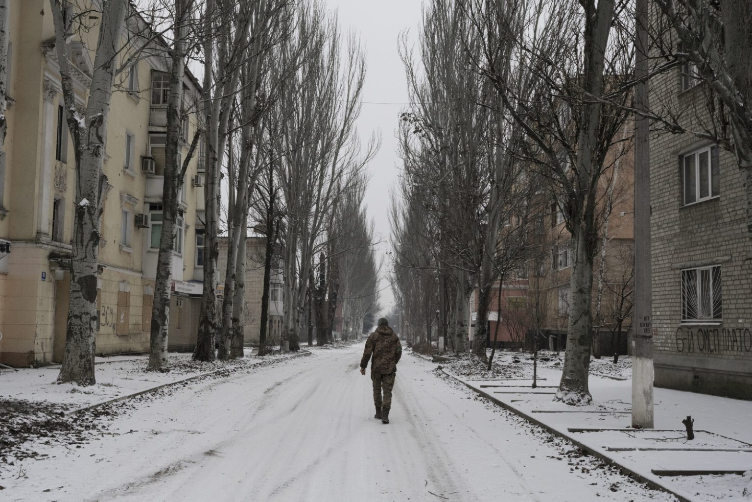 UKRAINE, Bakhmut. January 29, 2023 - An Ukrainian servicemen walks along an empty street in Bakhmut. ><
UCRAINA, Bakhmut. 29 gennaio 2023 - Un militare ucraino cammina lungo una strada vuota di Bakhmut.