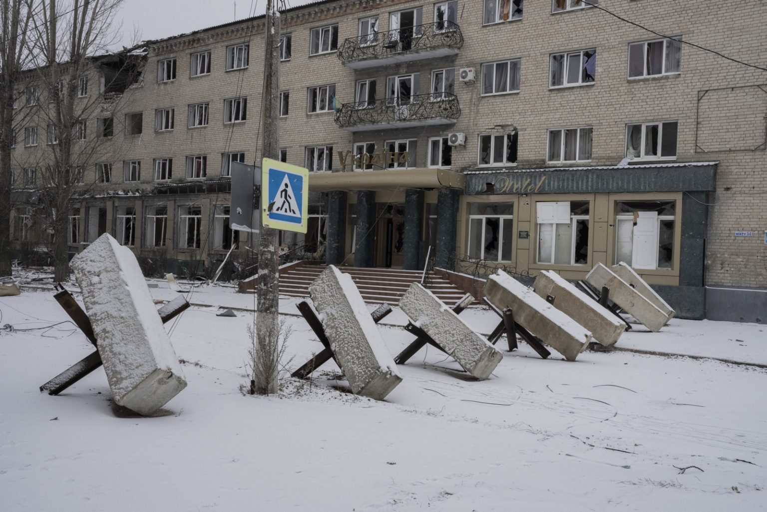 UKRAINE, Bakhmut. January 29, 2023 - Barricades in the center of Bakhmut. ><
UCRAINA, Bakhmut. 29 gennaio 2023 - Barricate nel centro di Bakhmut.