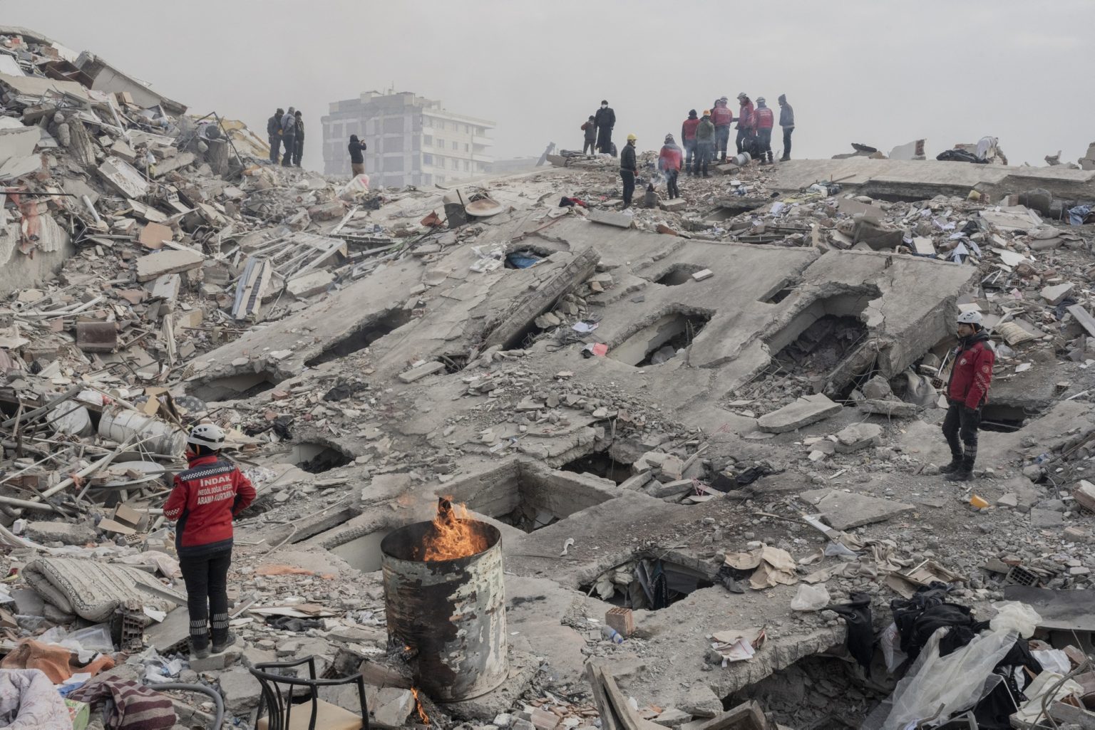 Kahramanmaras¸, Turkey, February 2023 - The aftermath of the earthquake that hit southern Turkey and northern Syria.     Rescuers over what remains of a collapsed building. ><
Kahramanmaras¸, Turchia, febbraio 2023  Le conseguenze del terremoto che ha colpito la Turchia del Sud e la Siria del nord.