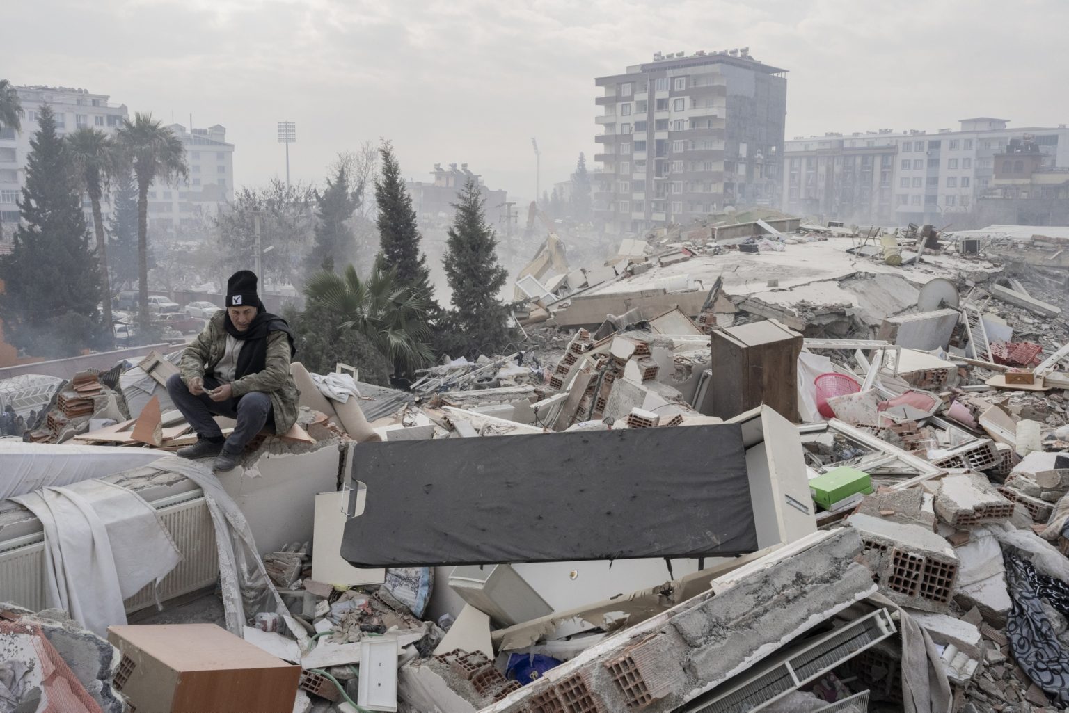 Kahramanmaras¸, Turkey, February 2023 - The aftermath of the earthquake that hit southern Turkey and northern Syria.    A man sits on top of the rubble of a collapsed building. ><
Kahramanmaras¸, Turchia, febbraio 2023  Le conseguenze del terremoto che ha colpito la Turchia del Sud e la Siria del nord.