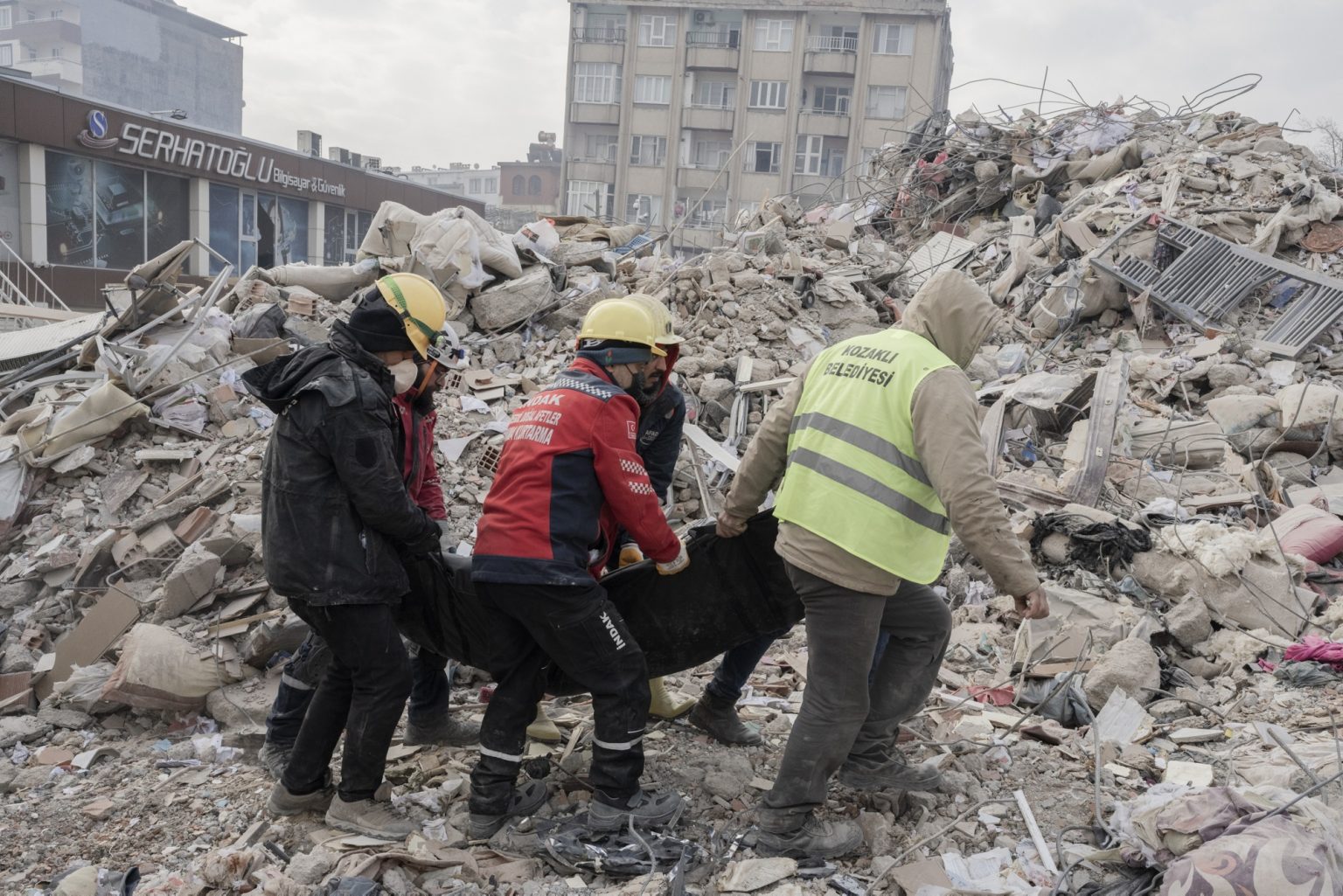 Kahramanmaras¸, Turkey, February 2023 - The aftermath of the earthquake that hit southern Turkey and northern Syria.     Rescuers carry a corpse after pulling it from the rubble. ><
Kahramanmaras¸, Turchia, febbraio 2023  Le conseguenze del terremoto che ha colpito la Turchia del Sud e la Siria del nord.