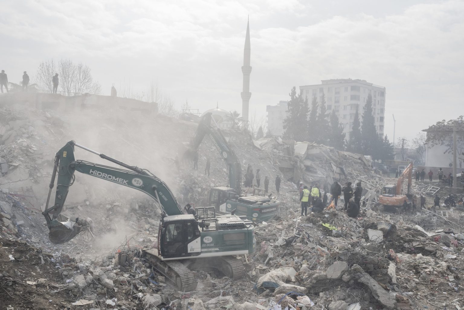 Kahramanmaras¸, Turkey, February 2023 - The aftermath of the earthquake that hit southern Turkey and northern Syria.     Bulldozers working to remove rubble in search of survivors.><
Kahramanmaras¸, Turchia, febbraio 2023  Le conseguenze del terremoto che ha colpito la Turchia del Sud e la Siria del nord.
