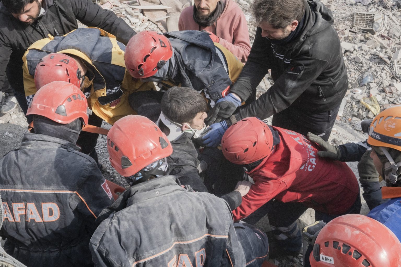 Kahramanmaras¸, Turkey, February 2023 - The aftermath of the earthquake that hit southern Turkey and northern Syria.     Ibrahim Kantarci, 29, is pulled out still alive under the rubble of a collapsed building. ><
Kahramanmaras¸, Turchia, febbraio 2023  Le conseguenze del terremoto che ha colpito la Turchia del Sud e la Siria del nord.