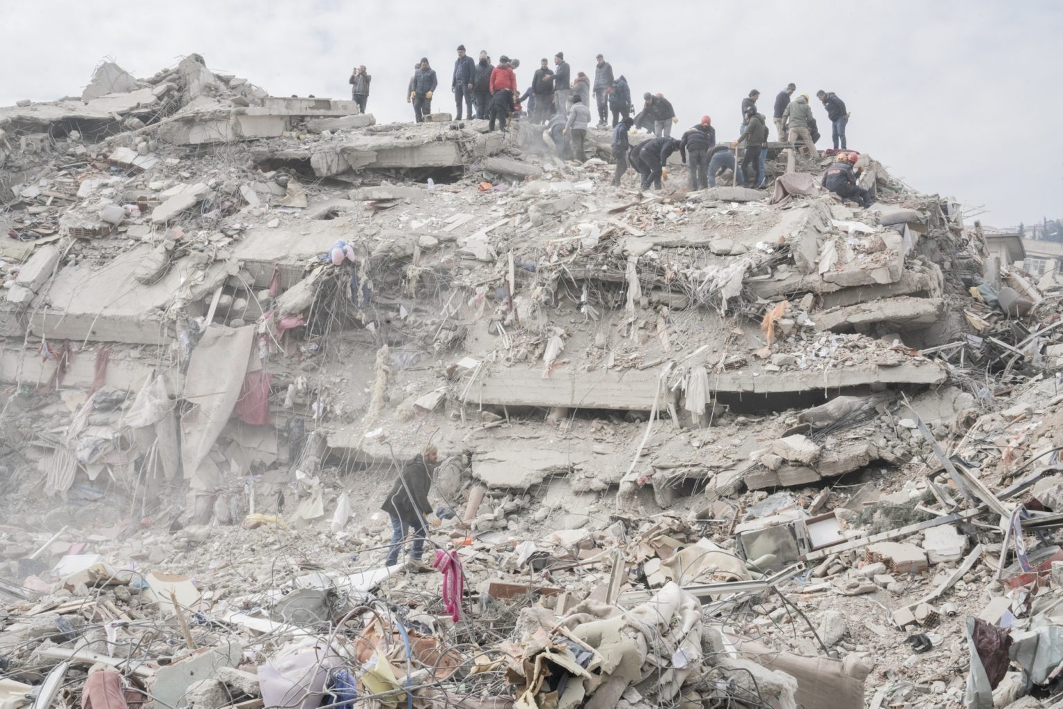 Kahramanmaras¸, Turkey, February 2023 - The aftermath of the earthquake that hit southern Turkey and northern Syria.     A collapsed building in the center of Kahramanmaras¸.  ><
Kahramanmaras¸, Turchia, febbraio 2023  Le conseguenze del terremoto che ha colpito la Turchia del Sud e la Siria del nord.