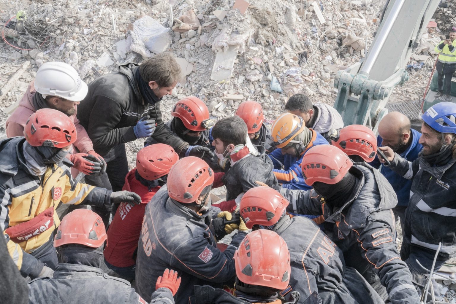 Kahramanmaras¸, Turkey, February 2023 - The aftermath of the earthquake that hit southern Turkey and northern Syria.     Ibrahim Kantarci, 29, is pulled out still alive under the rubble of a collapsed building. ><
Kahramanmaras¸, Turchia, febbraio 2023  Le conseguenze del terremoto che ha colpito la Turchia del Sud e la Siria del nord.