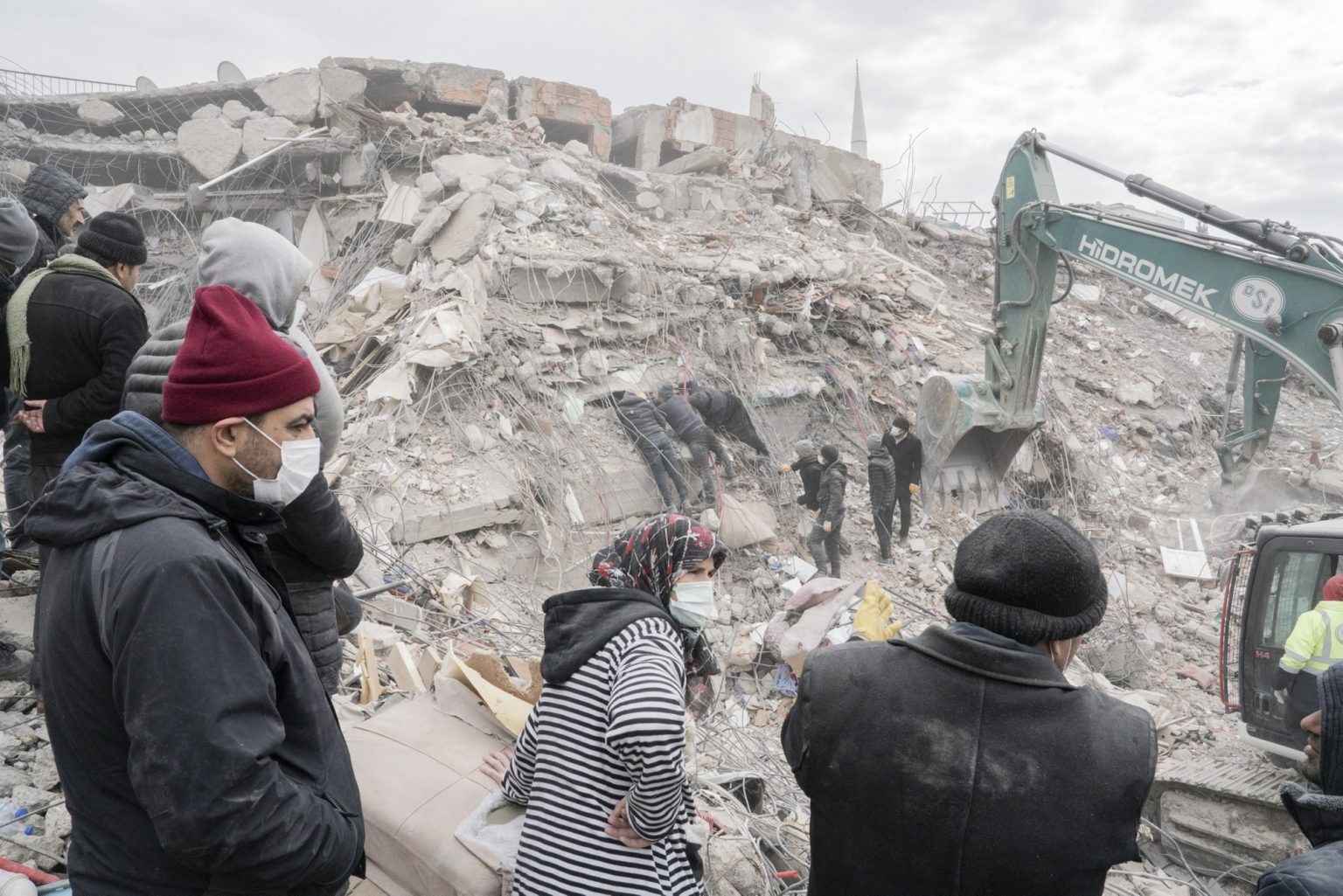 Kahramanmaras¸, Turkey, February 2023 - The aftermath of the earthquake that hit southern Turkey and northern Syria.     A collapsed building in the center of Kahramanmaras¸. ><
Kahramanmaras¸, Turchia, febbraio 2023  Le conseguenze del terremoto che ha colpito la Turchia del Sud e la Siria del nord.