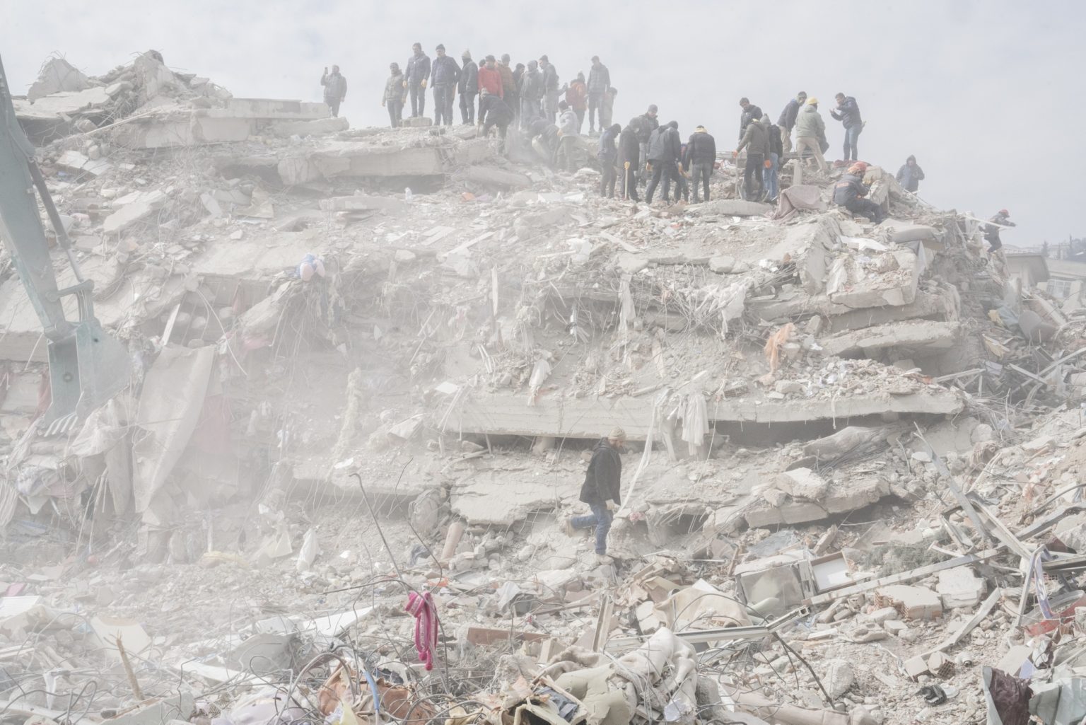 Kahramanmaras¸, Turkey, February 2023 - The aftermath of the earthquake that hit southern Turkey and northern Syria.     A collapsed building in the center of Kahramanmaras¸. ><
Kahramanmaras¸, Turchia, febbraio 2023  Le conseguenze del terremoto che ha colpito la Turchia del Sud e la Siria del nord.