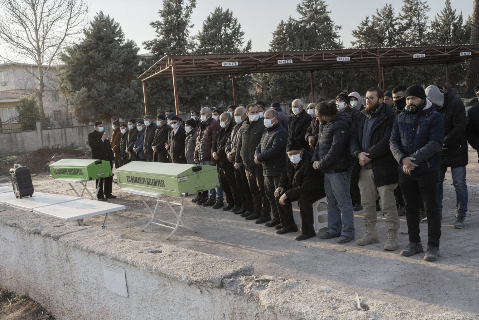 Osmaniye, Turkey, February 2023 - The aftermath of the earthquake that hit southern Turkey and northern Syria.     A funeral ceremony at the entrance of Osmaniye Cemetery before burial. ><
Osmaniye, Turchia, febbraio 2023  Le conseguenze del terremoto che ha colpito la Turchia del Sud e la Siria del nord.