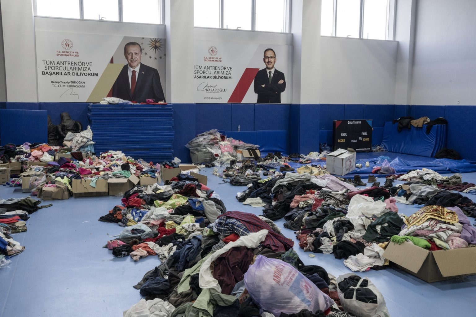 Osmaniye, Turkey, February 2023 - The aftermath of the earthquake that hit southern Turkey and northern Syria.    Rows of clothing were prepared inside the sports hall for distribution to the civilian population. ><
Osmaniye, Turchia, febbraio 2023  Le conseguenze del terremoto che ha colpito la Turchia del Sud e la Siria del nord.