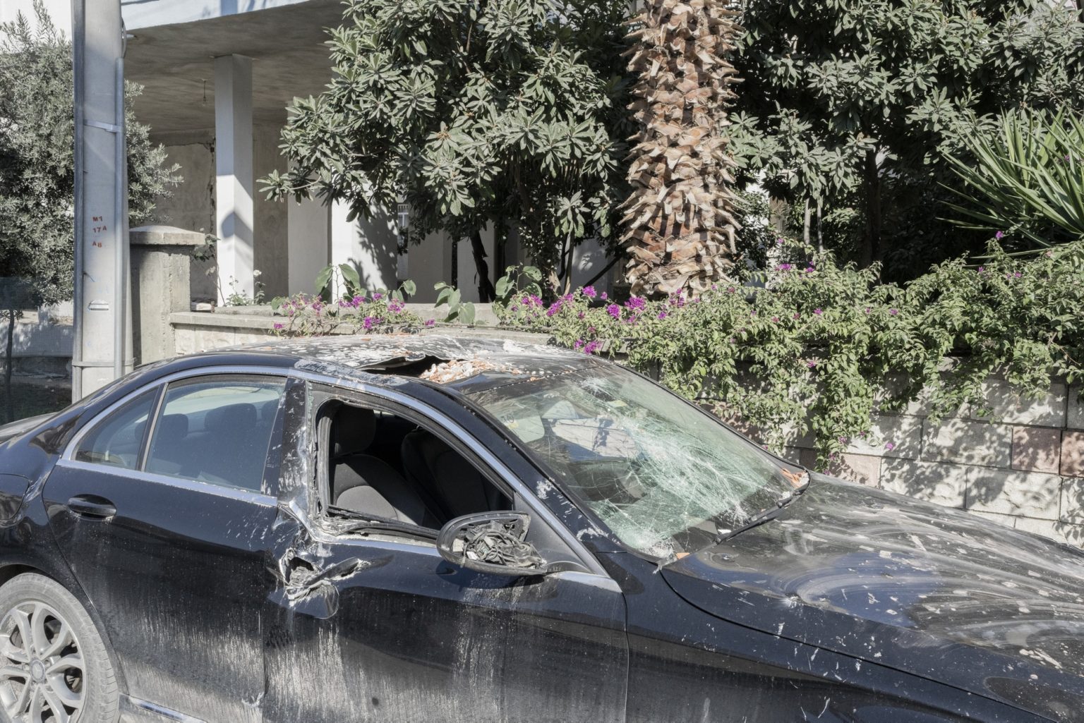 Osmaniye, Turkey, February 2023 - The aftermath of the earthquake that hit southern Turkey and northern Syria.    A car damaged by the earthquake. ><
Osmaniye, Turchia, febbraio 2023  Le conseguenze del terremoto che ha colpito la Turchia del Sud e la Siria del nord.