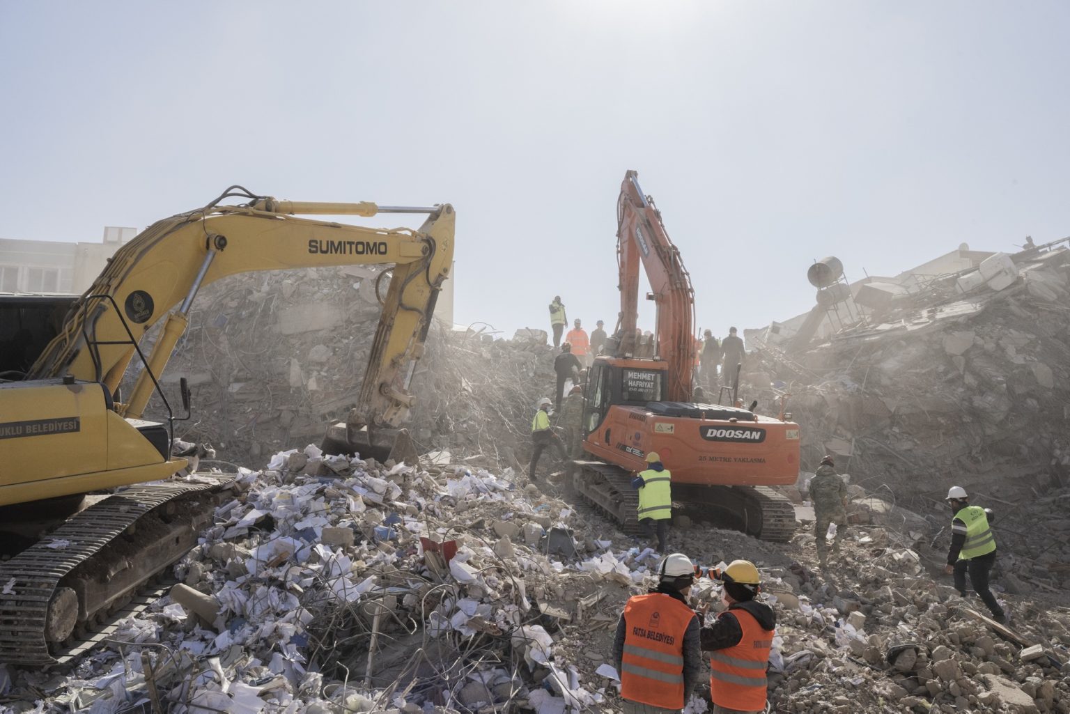 Adiyaman, Turkey, February 2023 - The aftermath of the earthquake that hit southern Turkey and northern Syria. Bulldozers and rescue teams remove debris to recover the dead bodies still under the debris. ><
Adiyaman, Turchia, febbraio 2023  Le conseguenze del terremoto che ha colpito la Turchia del Sud e la Siria del nord.
