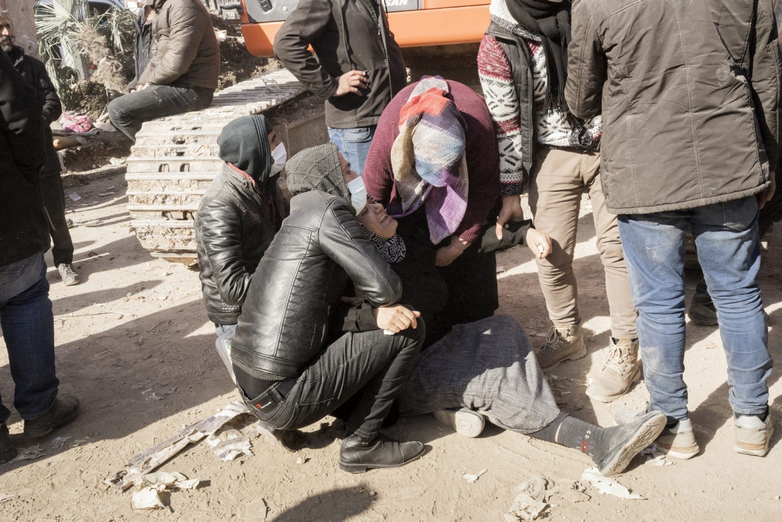 Adiyaman, Turkey, February 2023 - The aftermath of the earthquake that hit southern Turkey and northern Syria. Sabiha cries after her brother's lifeless body was recovered under the rubble.><
Adiyaman, Turchia, febbraio 2023  Le conseguenze del terremoto che ha colpito la Turchia del Sud e la Siria del nord.